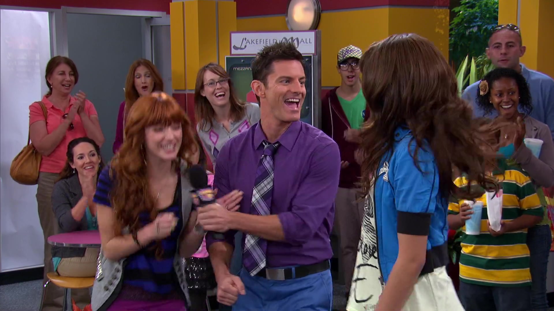 Shake_It_Up_S02E08_Auction_It_Up_1080p_BTD_001859.jpg