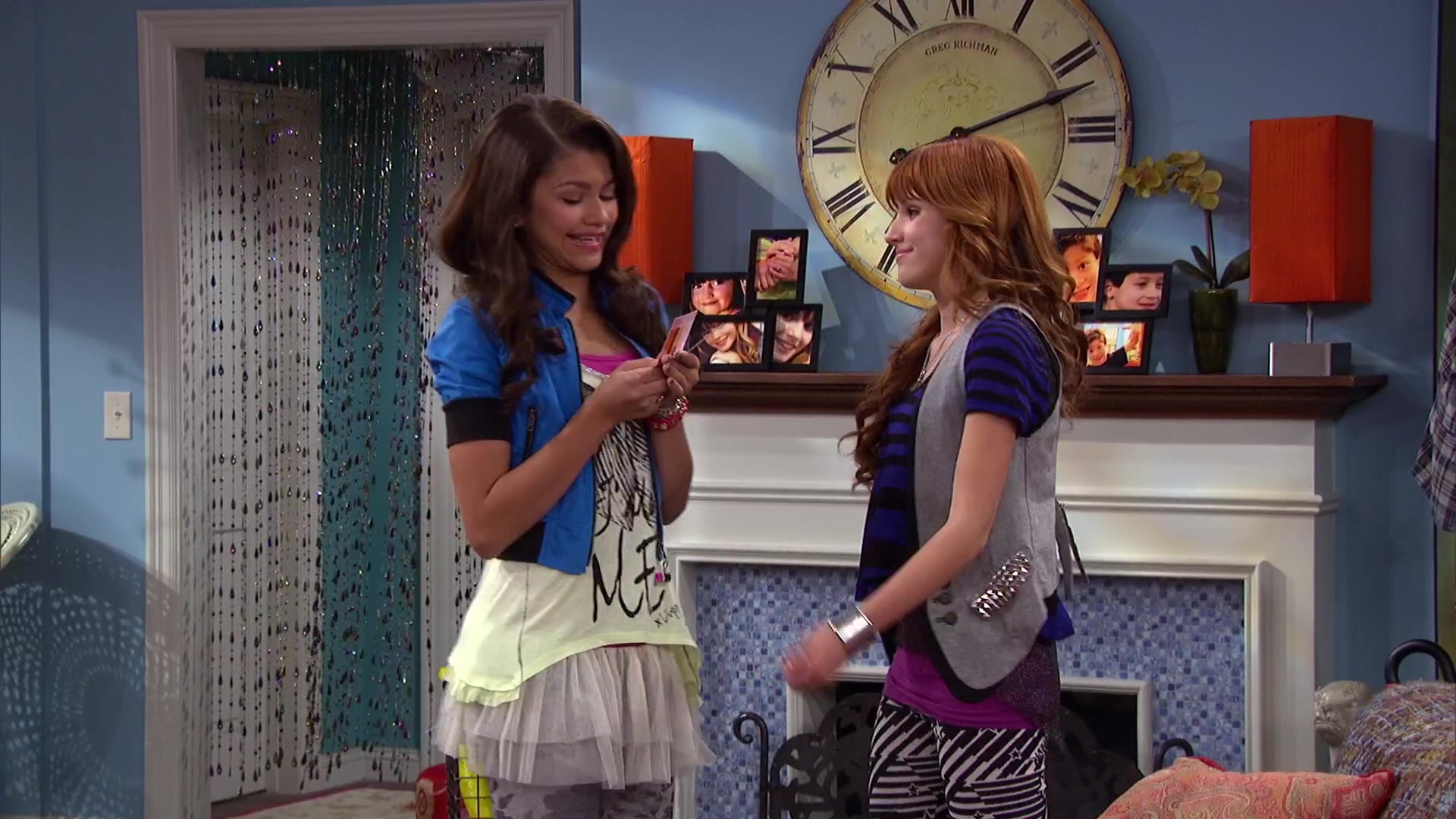 Shake_It_Up_S02E08_Auction_It_Up_1080p_BTD_001954.jpg
