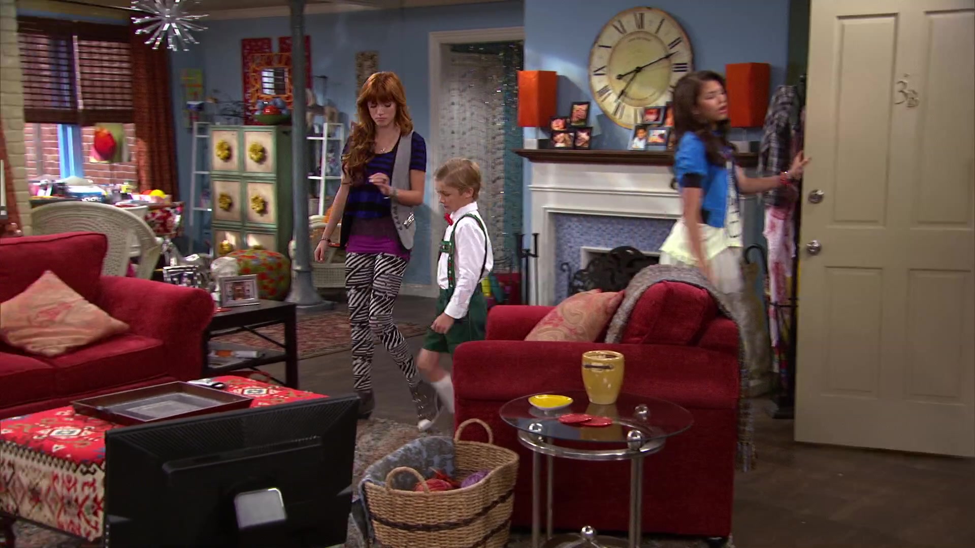 Shake_It_Up_S02E08_Auction_It_Up_1080p_BTD_002123.jpg