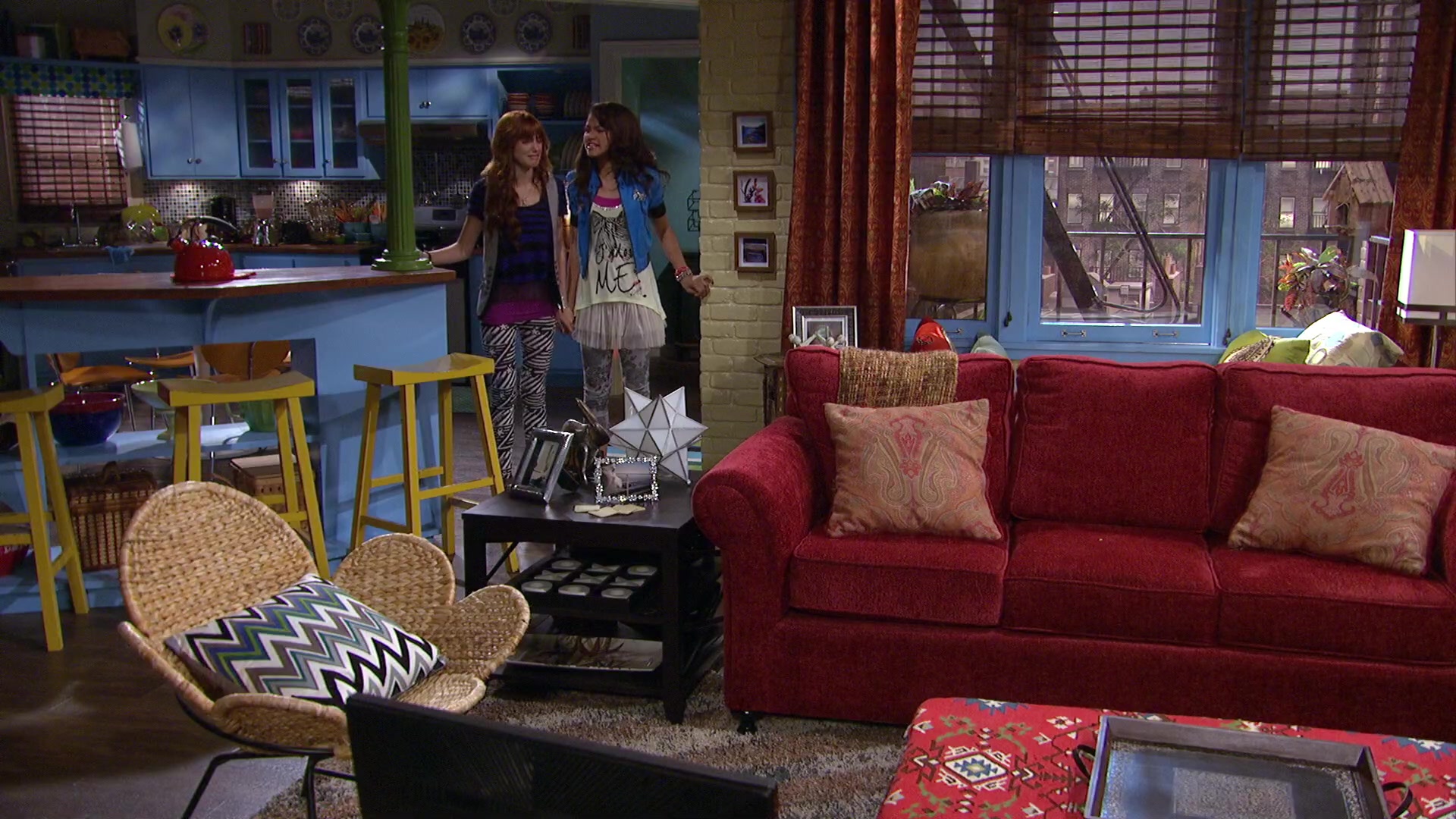 Shake_It_Up_S02E08_Auction_It_Up_1080p_BTD_002462.jpg