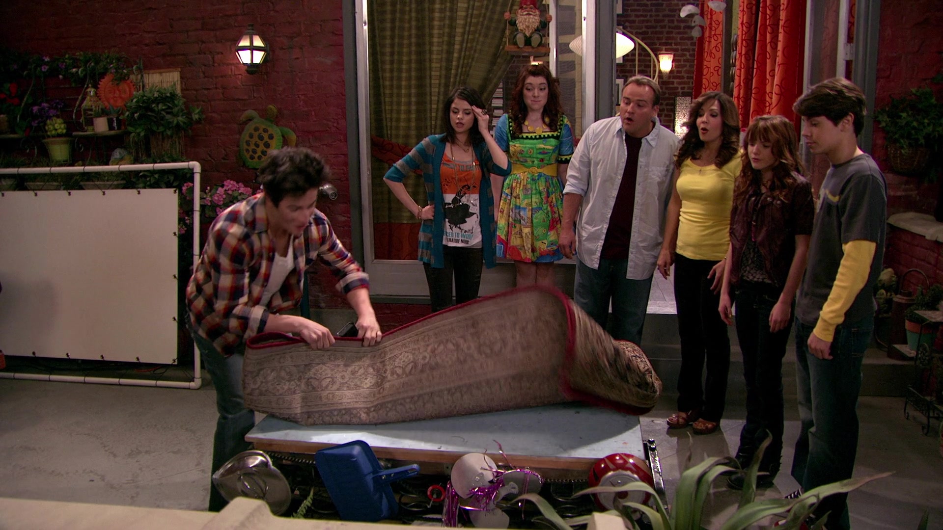 Wizards_of_Waverly_Place_S03E20_Maxs_Secret_Girlfriend_1080p_BTD_002474.jpg