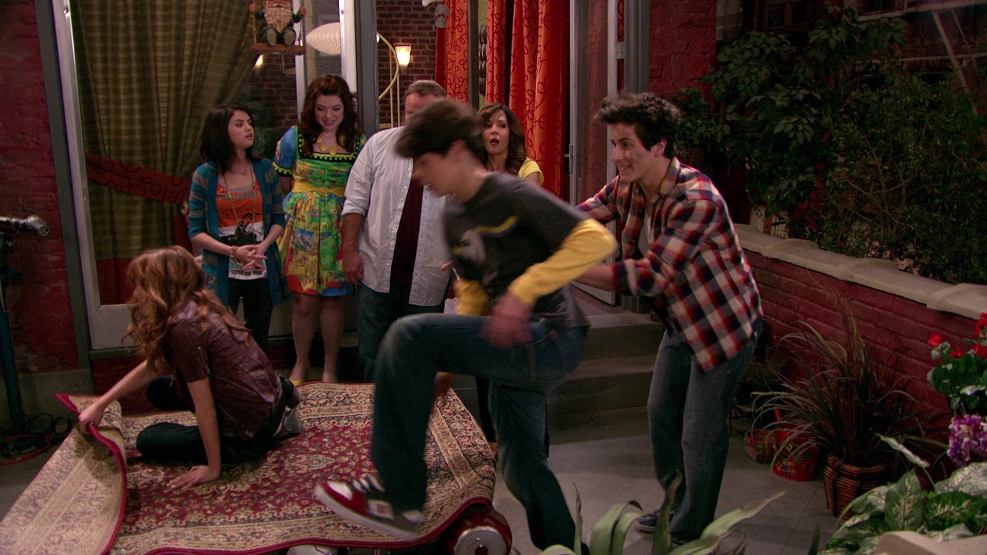 Wizards_of_Waverly_Place_S03E20_Maxs_Secret_Girlfriend_1080p_BTD_002549.jpg