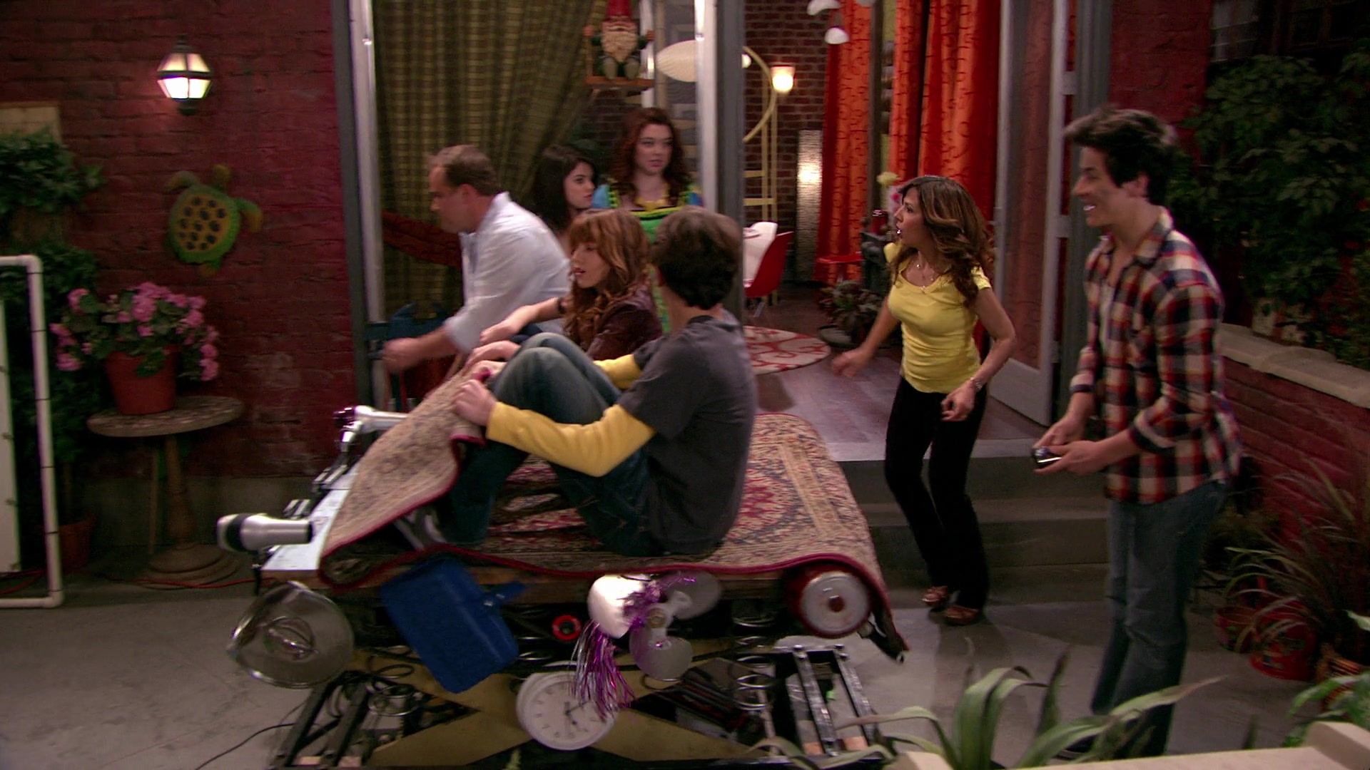 Wizards_of_Waverly_Place_S03E20_Maxs_Secret_Girlfriend_1080p_BTD_002584.jpg