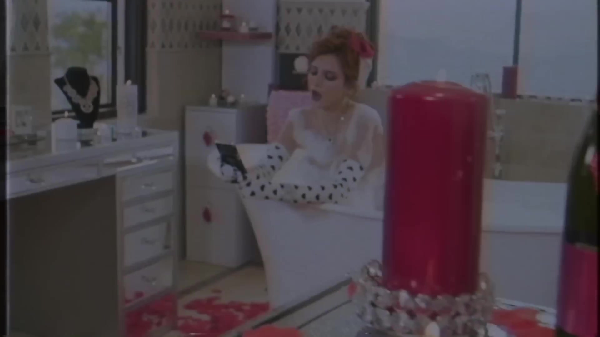 bellathornedaily_Lonely_mv_000004.jpg
