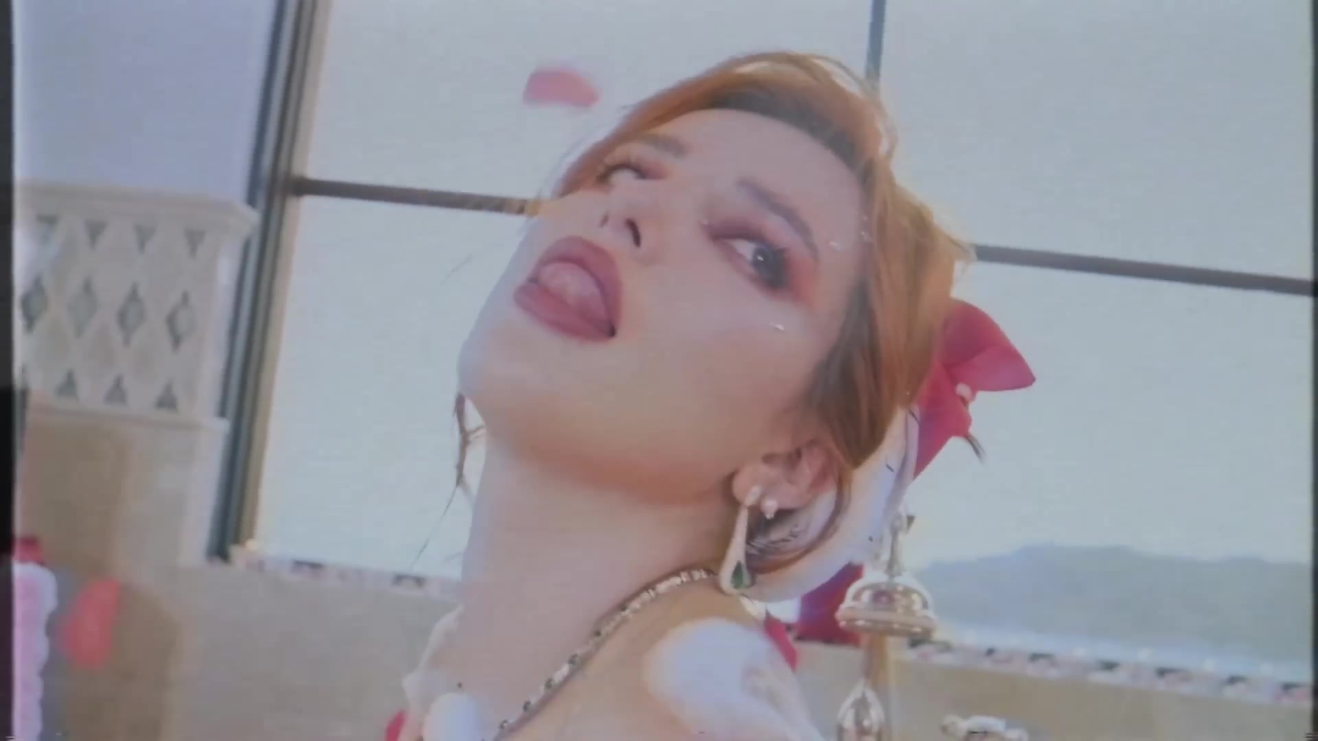 bellathornedaily_Lonely_mv_000010.jpg
