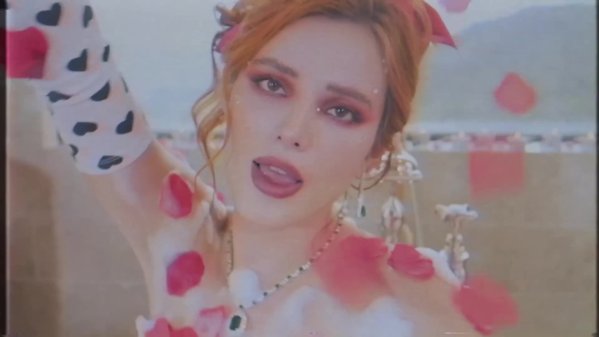 bellathornedaily_Lonely_mv_000014.jpg