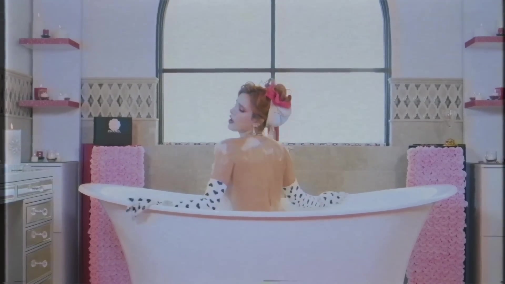 bellathornedaily_Lonely_mv_000025.jpg bellathornedaily_Lonely_mv_000025.jpg
