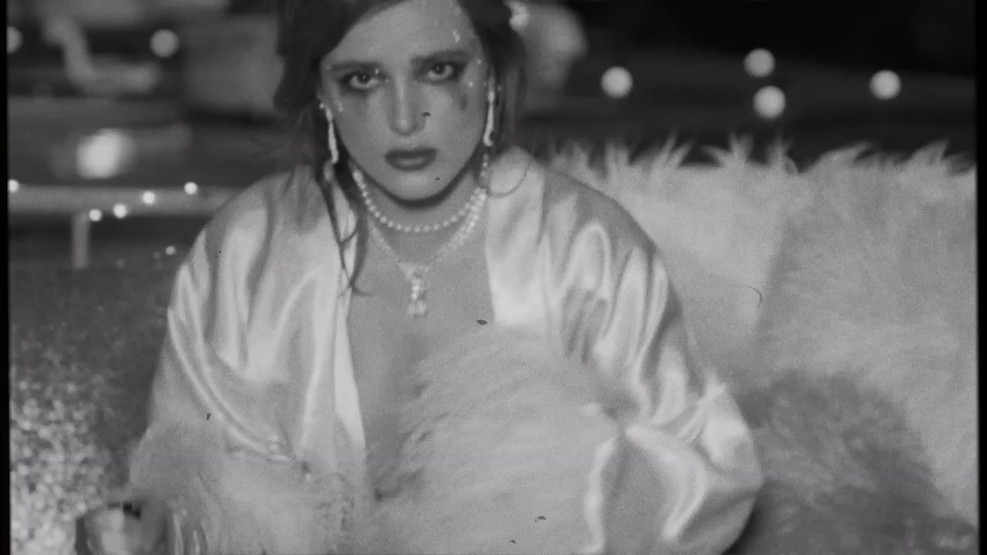 bellathornedaily_Lonely_mv_000071.jpg
