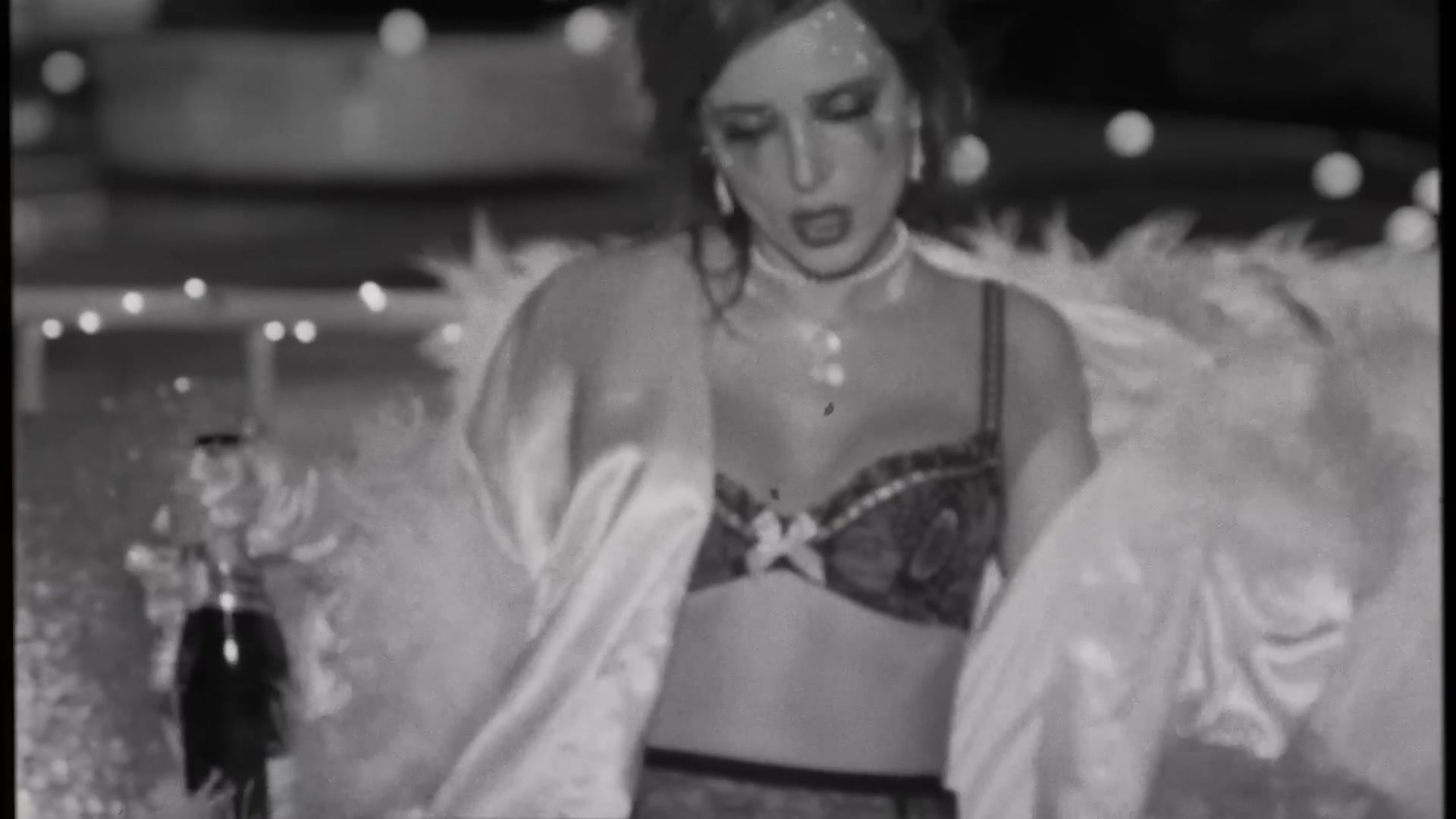 bellathornedaily_Lonely_mv_000072.jpg