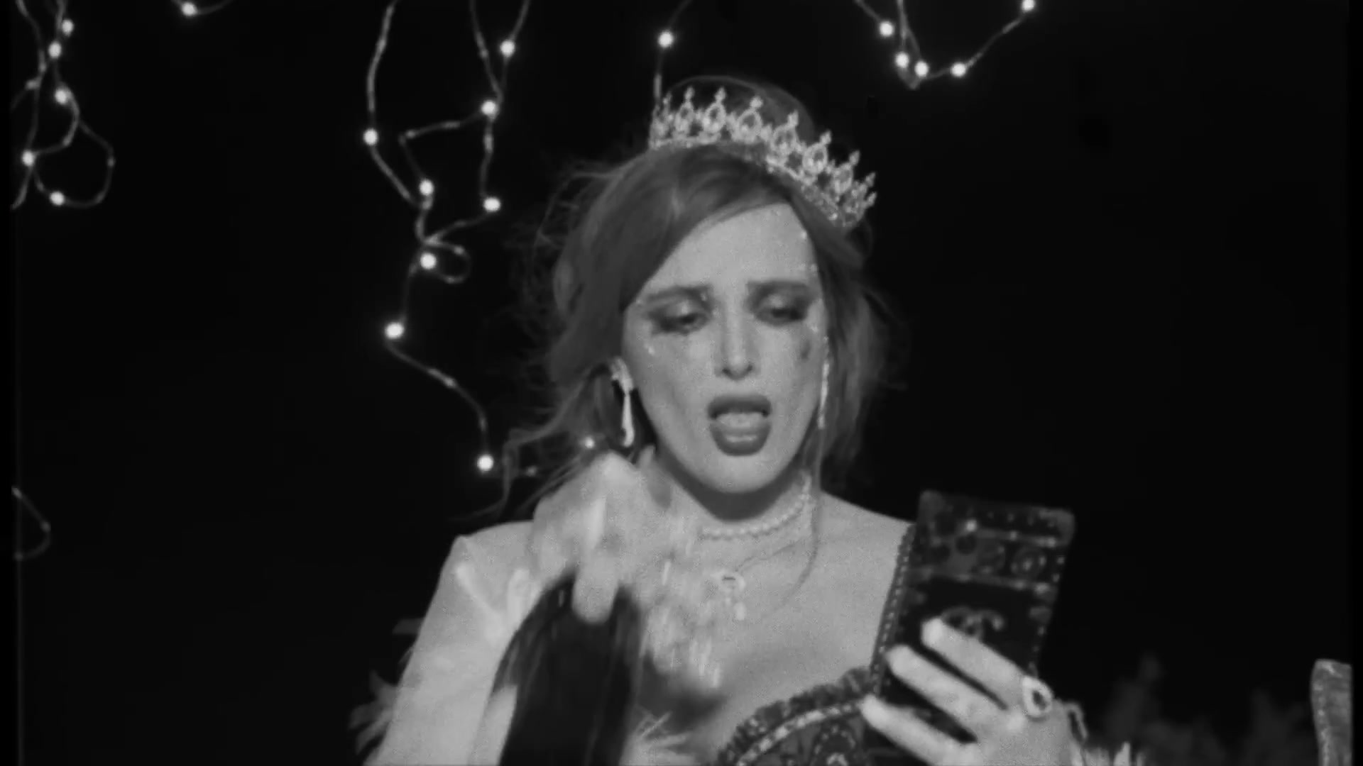 bellathornedaily_Lonely_mv_000080.jpg