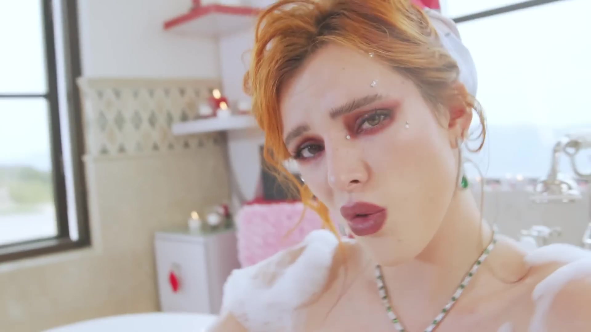 bellathornedaily_Lonely_mv_000086.jpg
