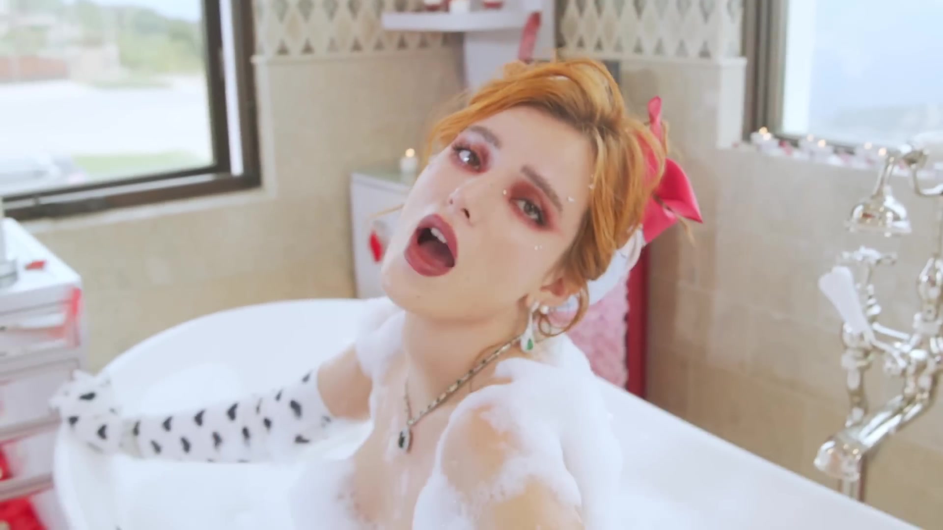 bellathornedaily_Lonely_mv_000087.jpg