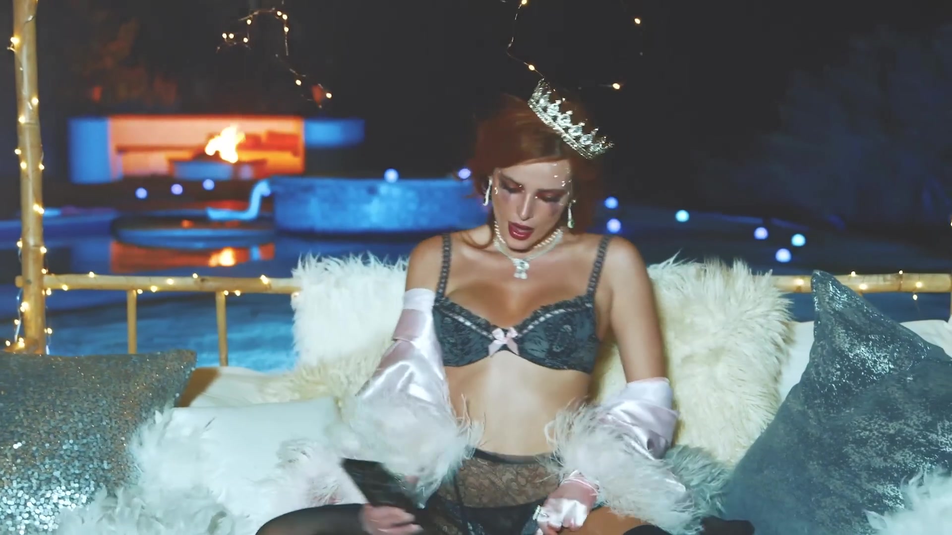 bellathornedaily_Lonely_mv_000089.jpg