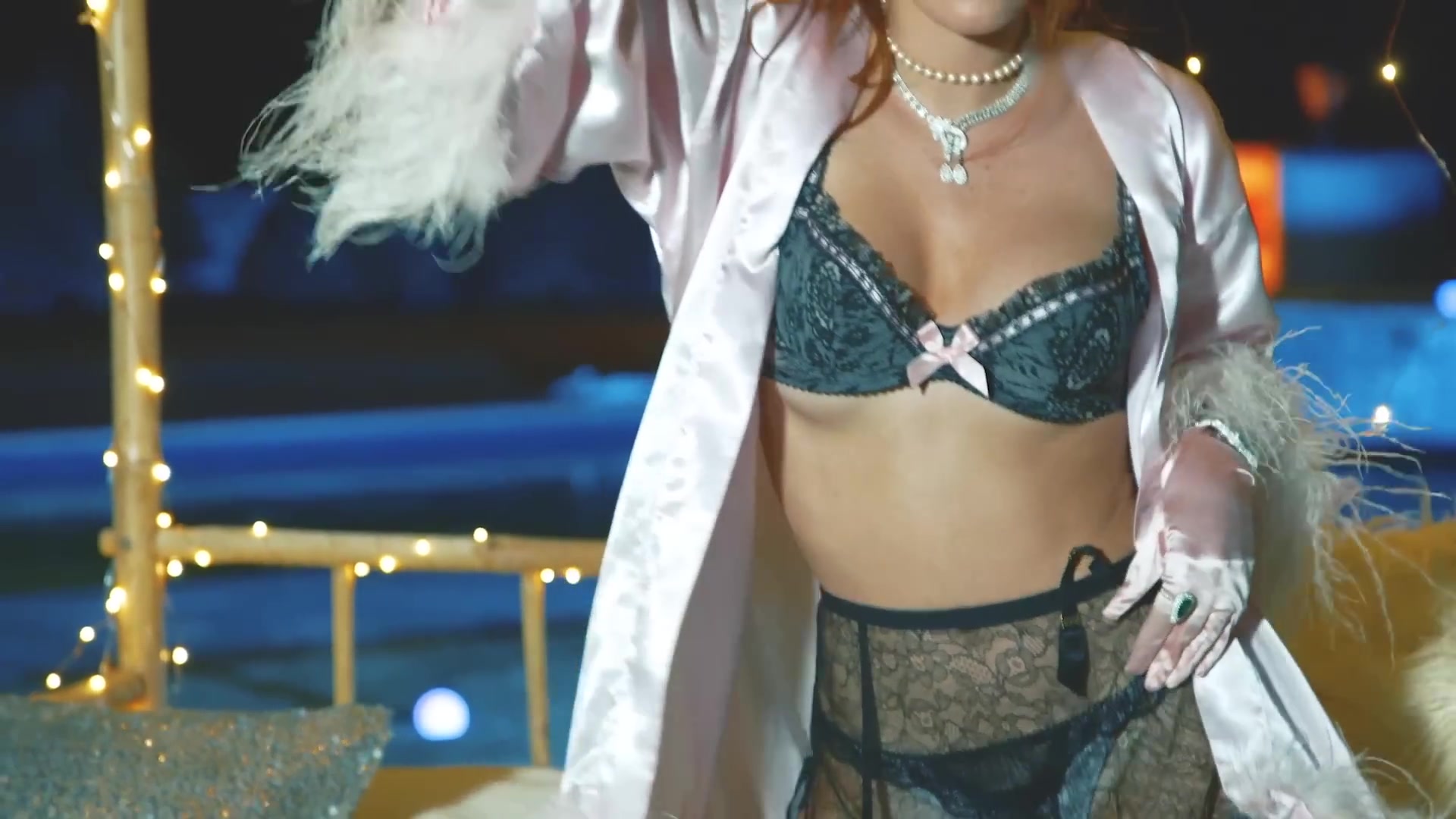 bellathornedaily_Lonely_mv_000099.jpg