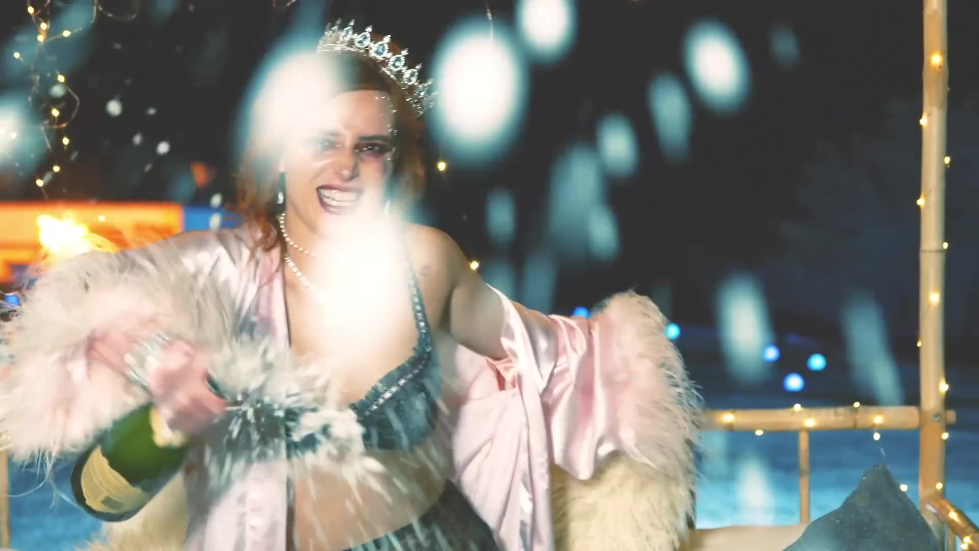 bellathornedaily_Lonely_mv_000108.jpg