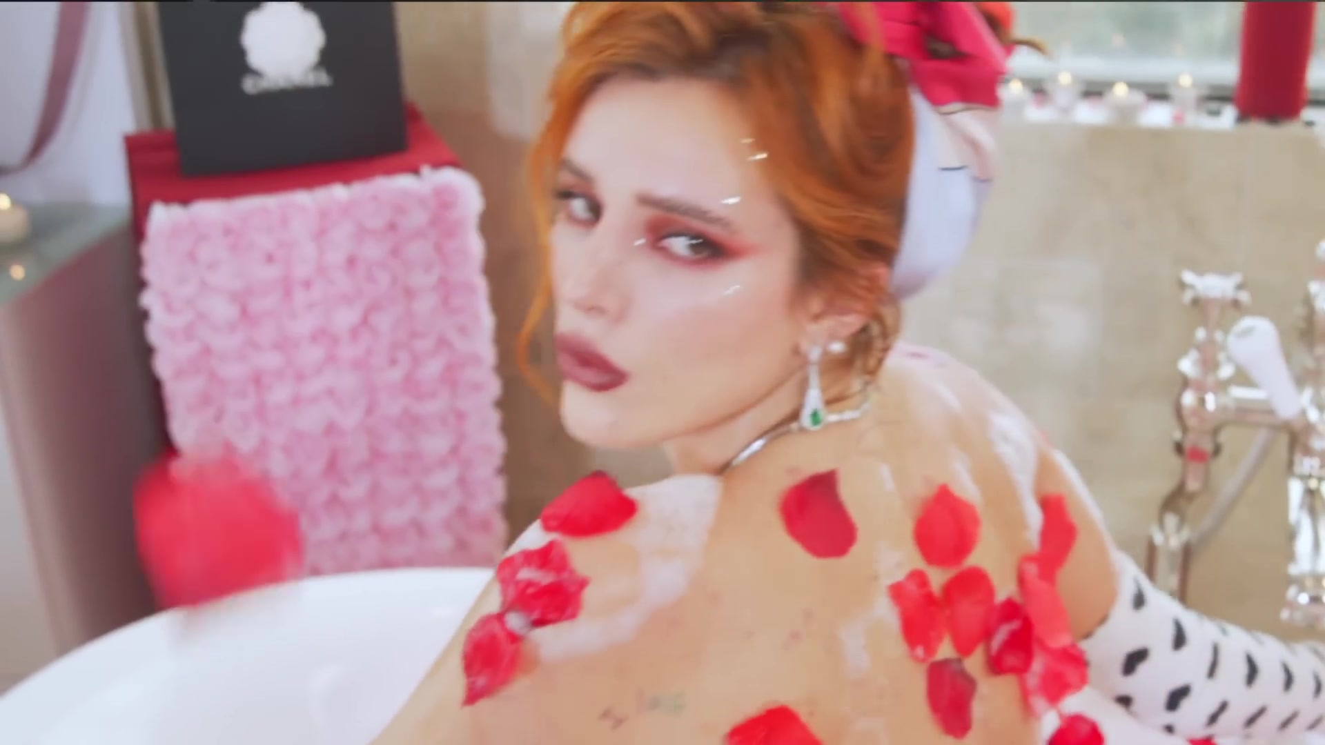 bellathornedaily_Lonely_mv_000115.jpg
