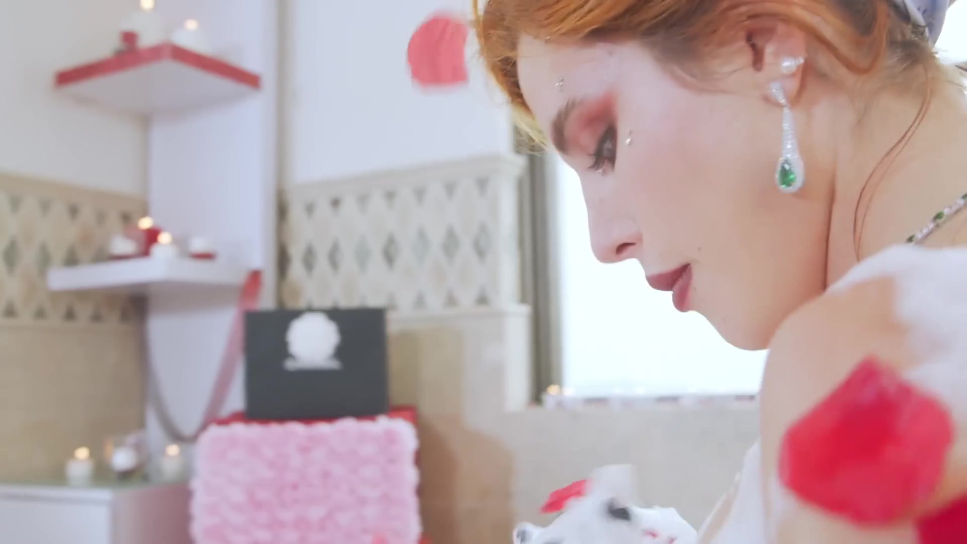 bellathornedaily_Lonely_mv_000122.jpg