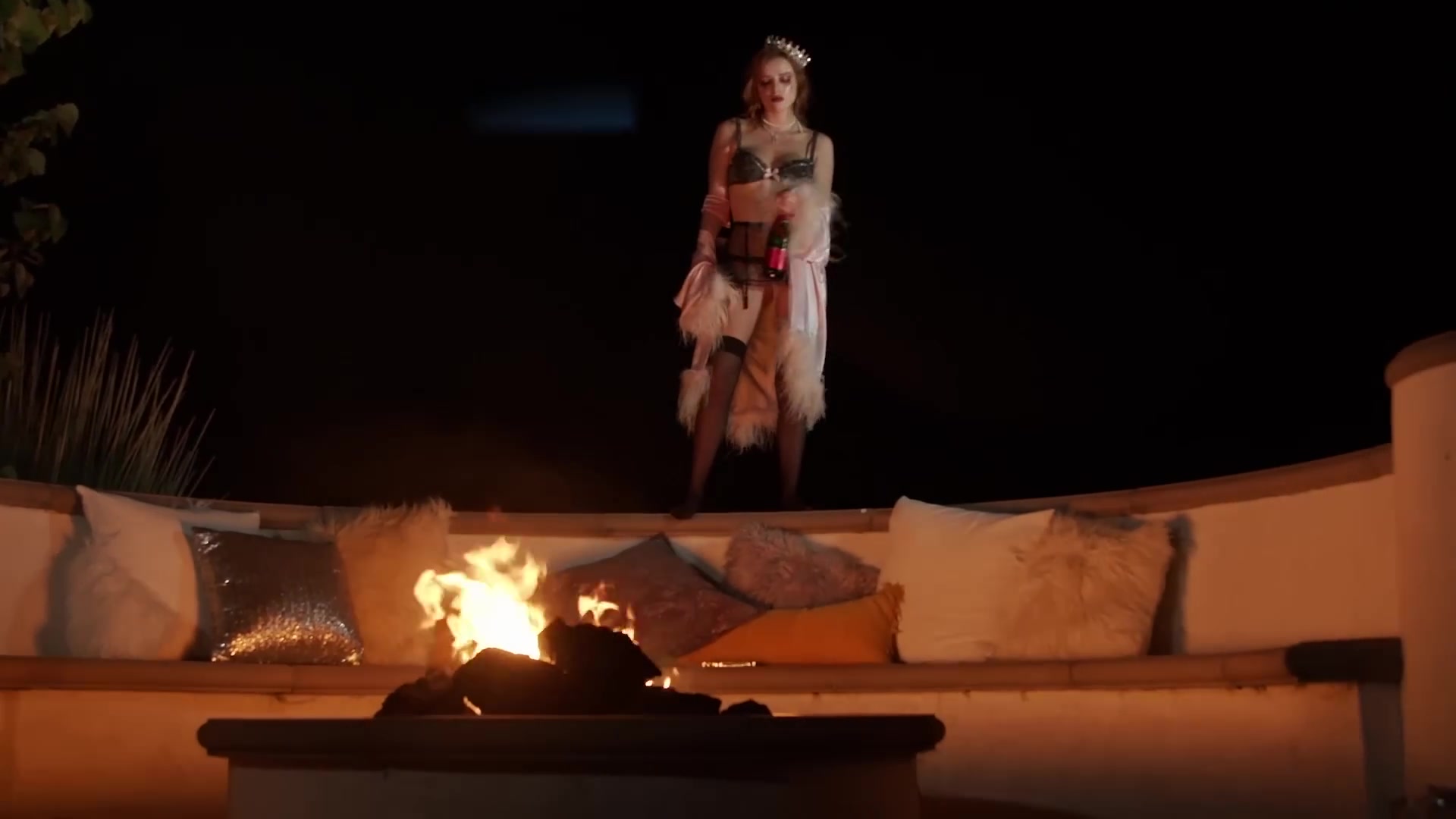 bellathornedaily_Lonely_mv_000139.jpg
