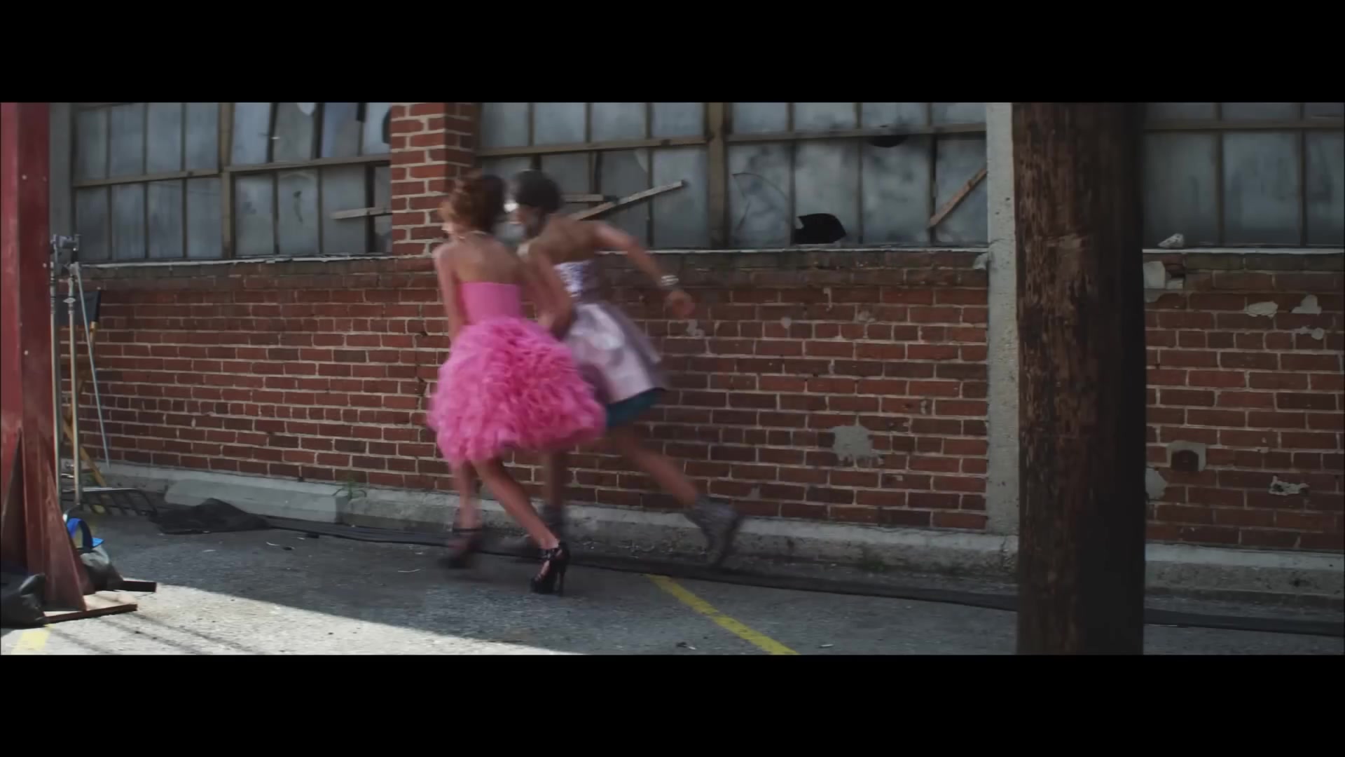 bellathornedaily_Watchme_shakeitup_mv_000014.jpg