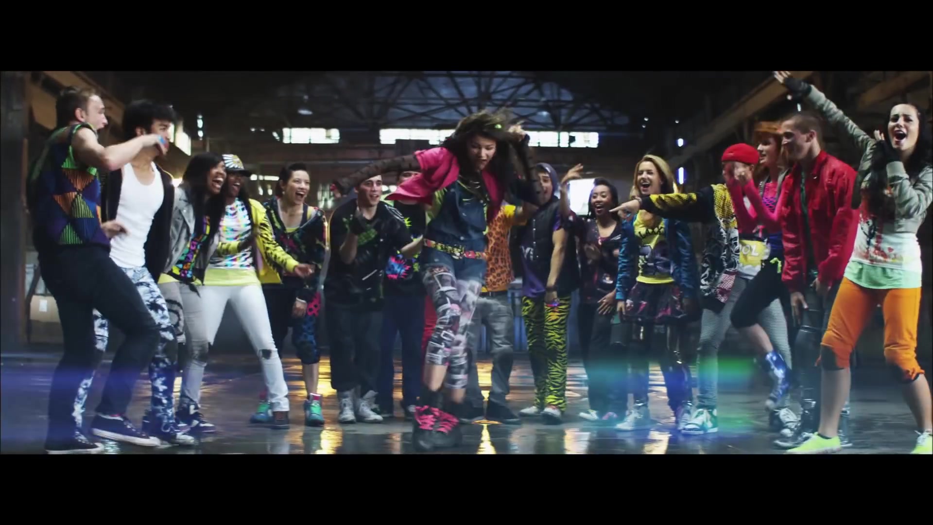 bellathornedaily_Watchme_shakeitup_mv_000025.jpg