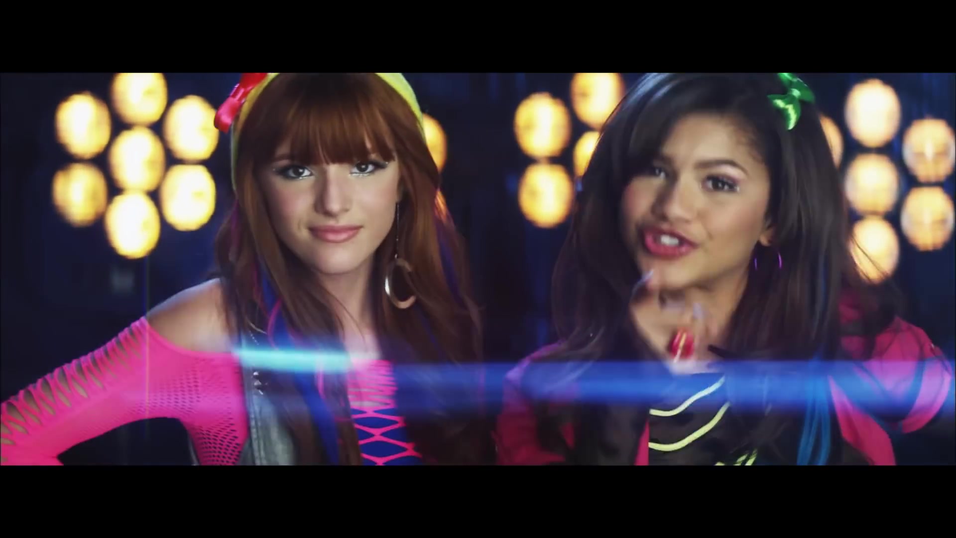 bellathornedaily_Watchme_shakeitup_mv_000026.jpg