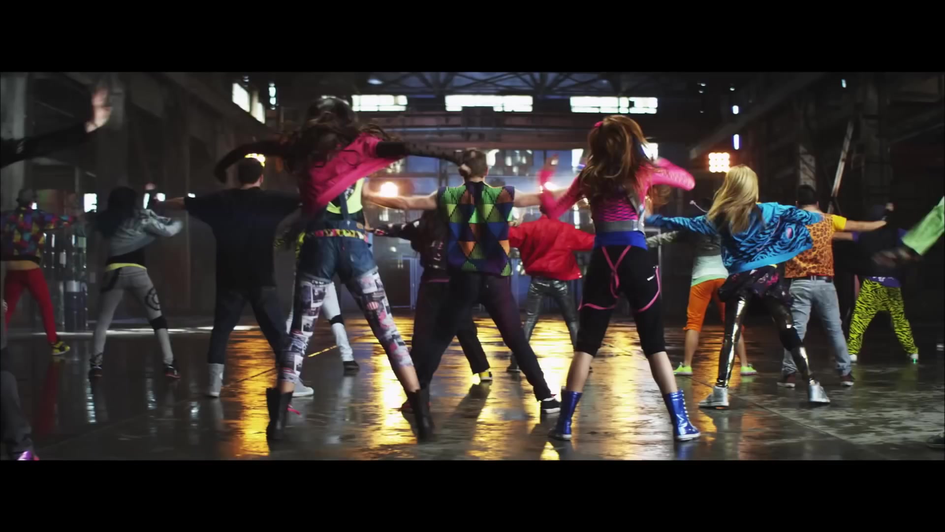 bellathornedaily_Watchme_shakeitup_mv_000051.jpg
