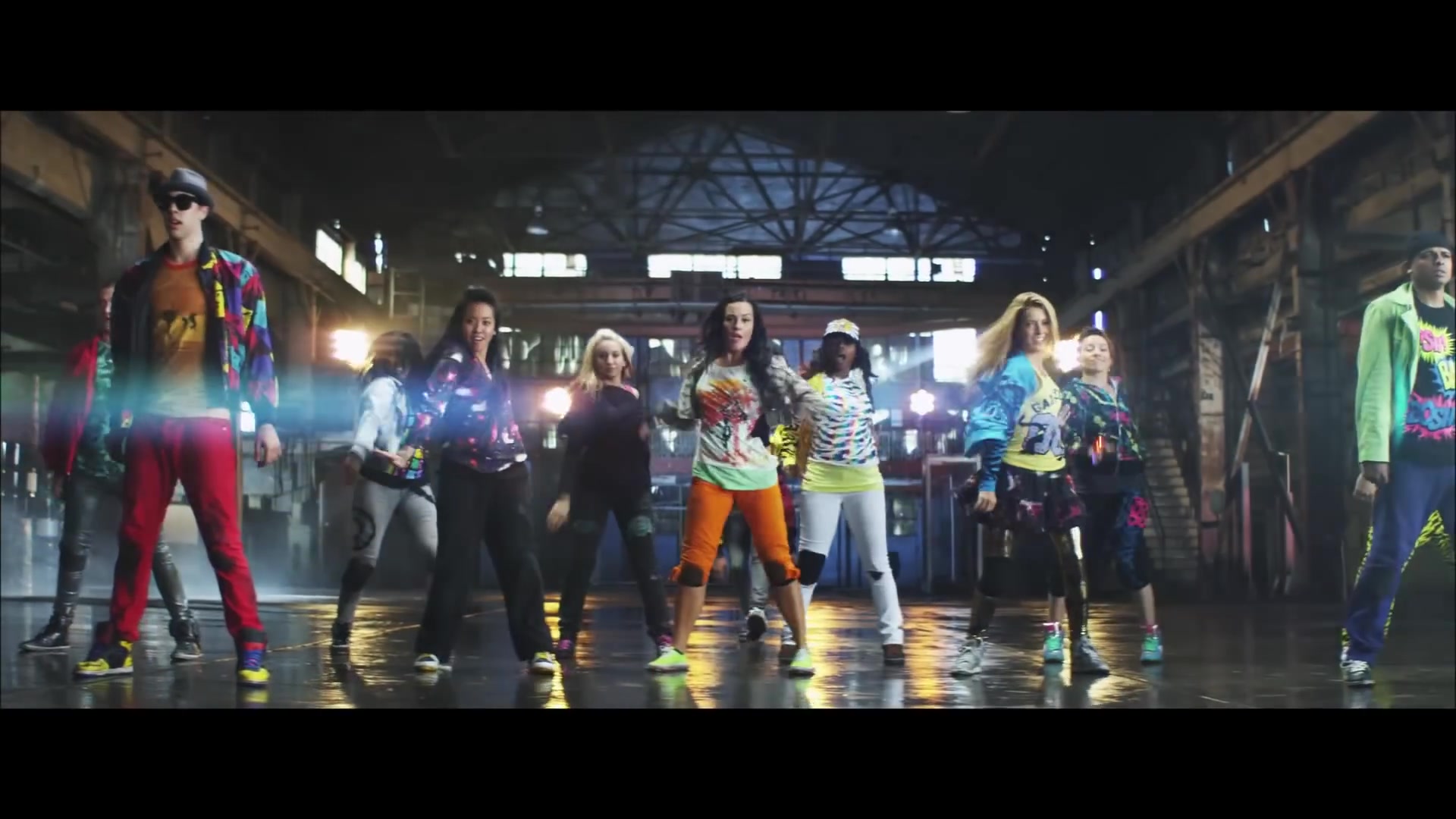 bellathornedaily_Watchme_shakeitup_mv_000085.jpg