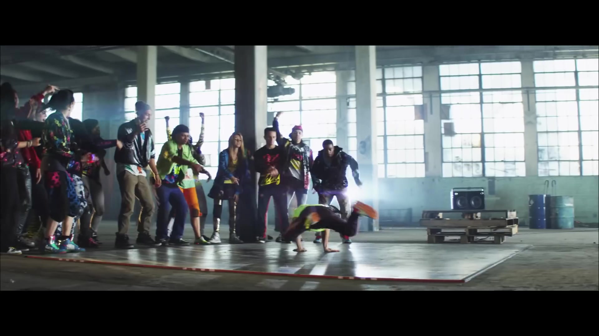 bellathornedaily_Watchme_shakeitup_mv_000090.jpg