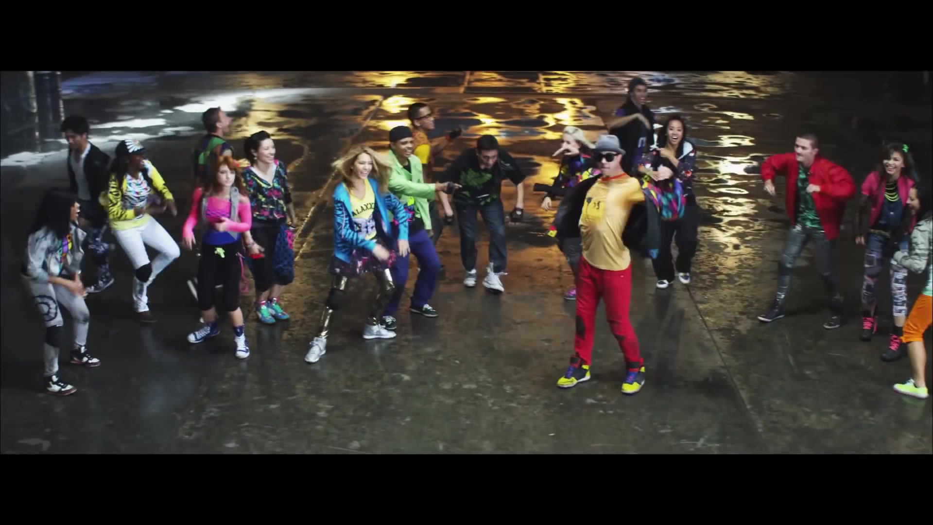 bellathornedaily_Watchme_shakeitup_mv_000103.jpg