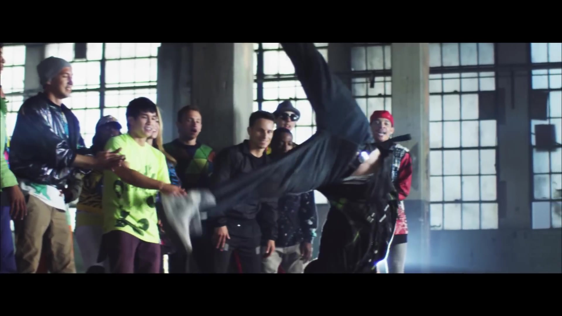 bellathornedaily_Watchme_shakeitup_mv_000106.jpg