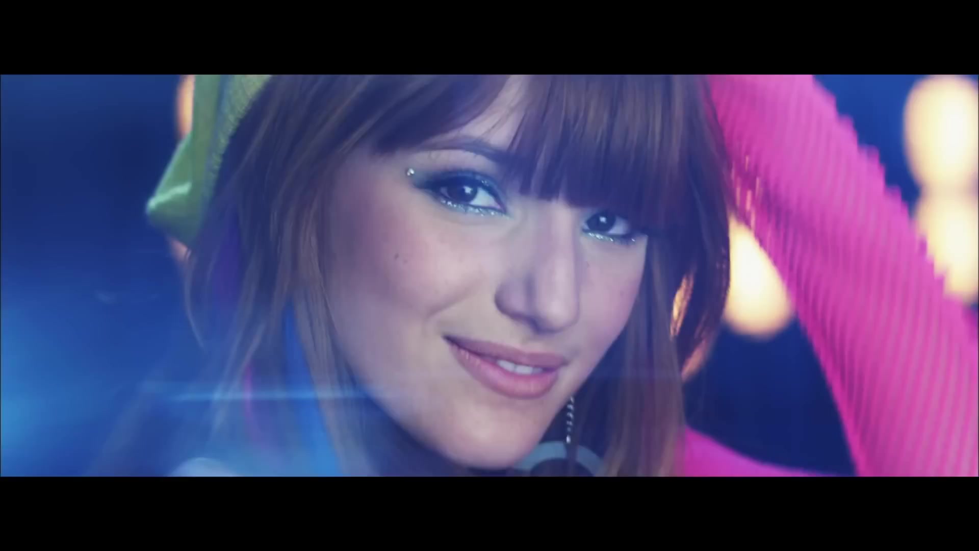 bellathornedaily_Watchme_shakeitup_mv_000107.jpg
