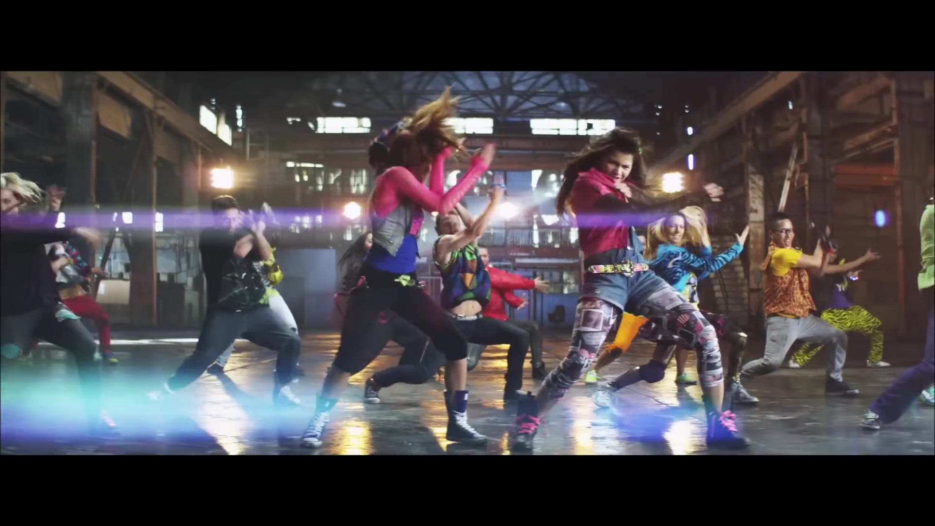 bellathornedaily_Watchme_shakeitup_mv_000121.jpg