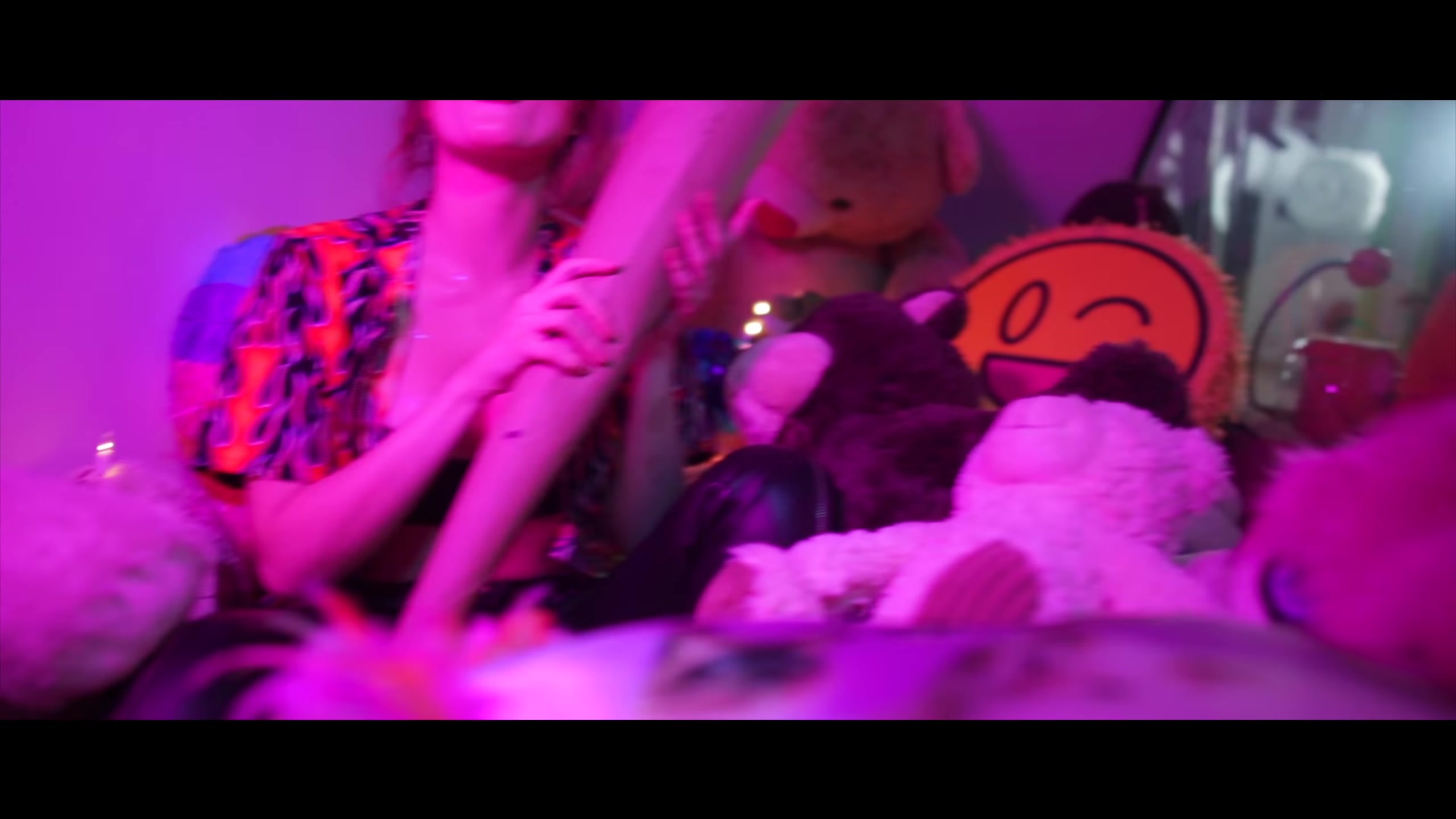 bellathornedaily_cLOUT_9_mv_000127.jpg