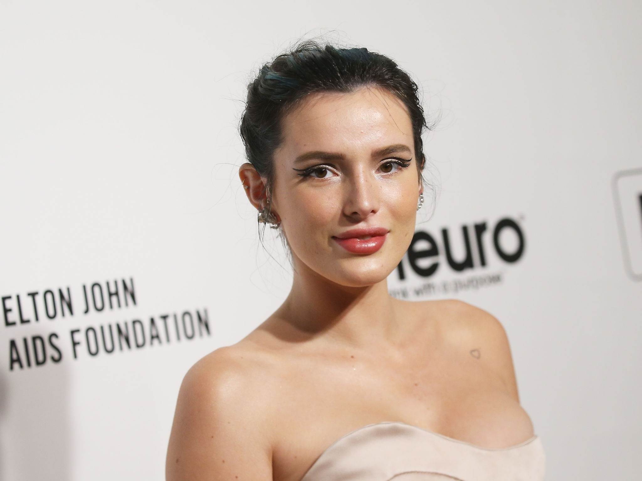bellathornedaily_eltonviewingparty_arrivals_281929.jpg