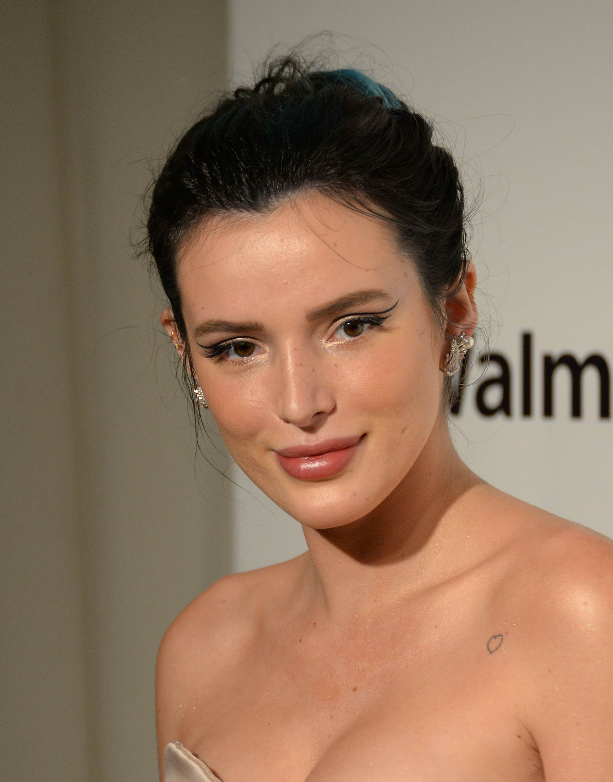 bellathornedaily_eltonviewingparty_arrivals_28929.jpg