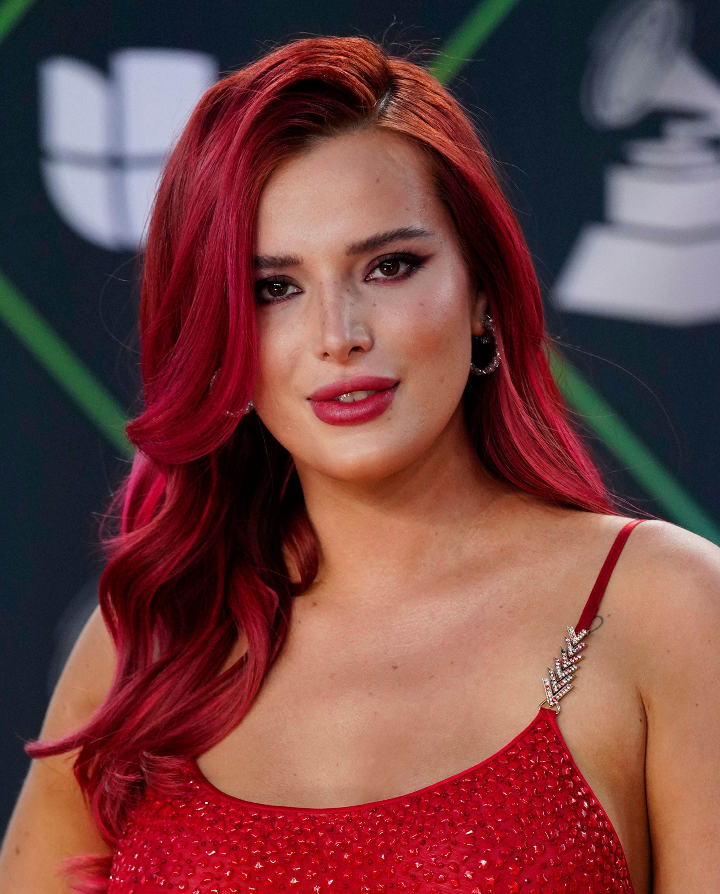bellathornedaily_latingrammys_redcarpet_281029.jpg