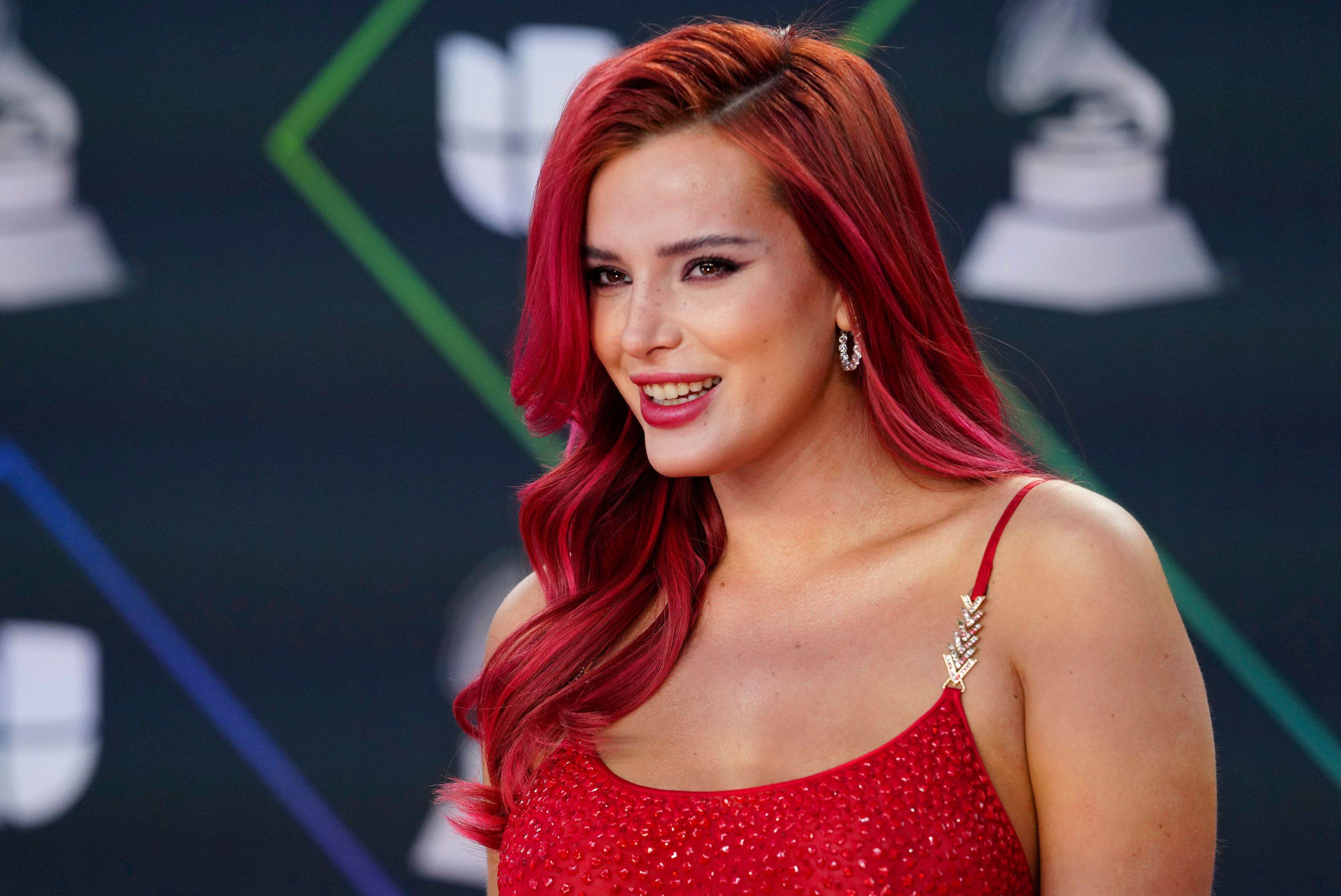 bellathornedaily_latingrammys_redcarpet_281129.jpg