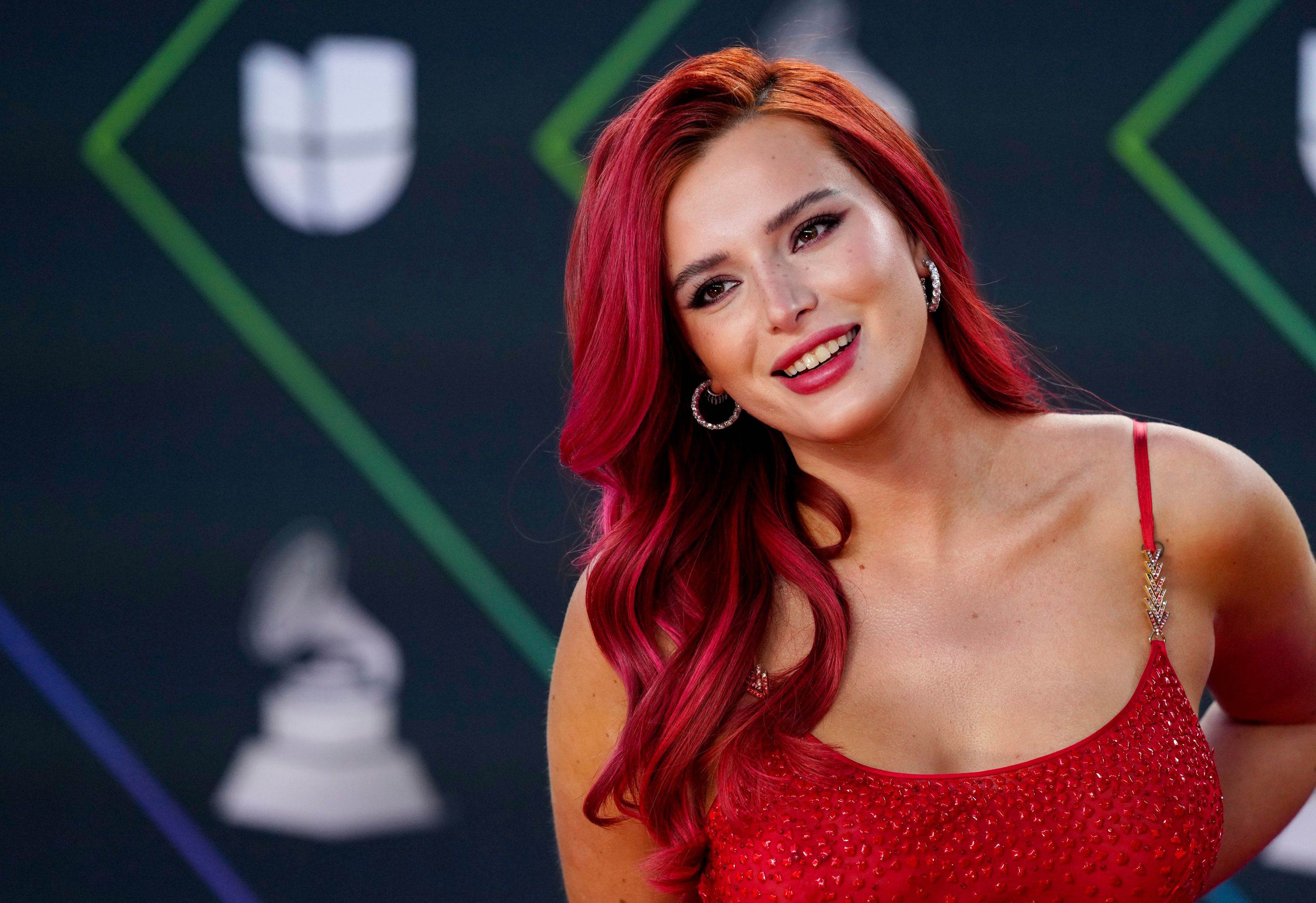 bellathornedaily_latingrammys_redcarpet_281229.jpg bellathornedaily_latingrammys_redcarpet_281229.jpg
