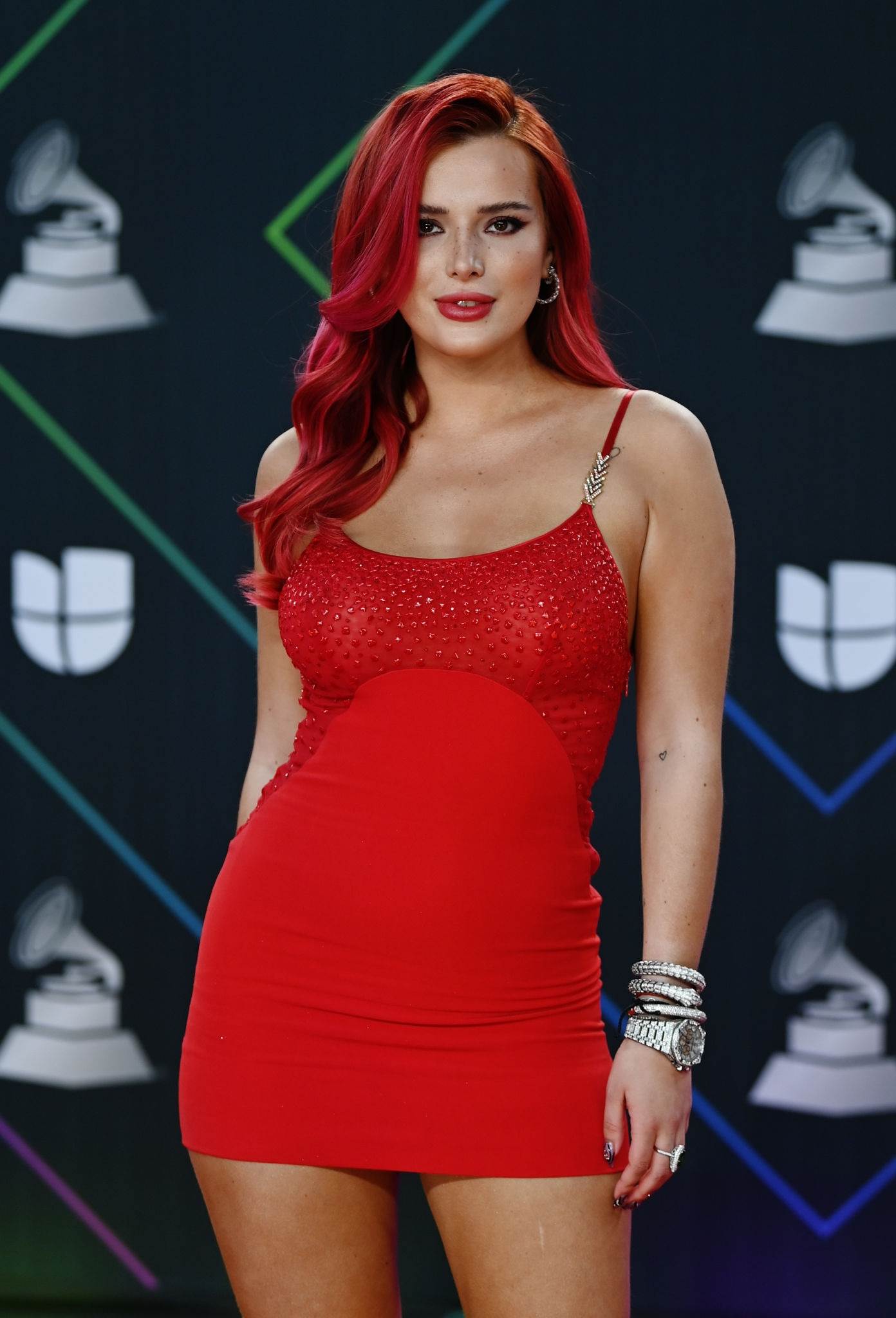 bellathornedaily_latingrammys_redcarpet_28129.jpg