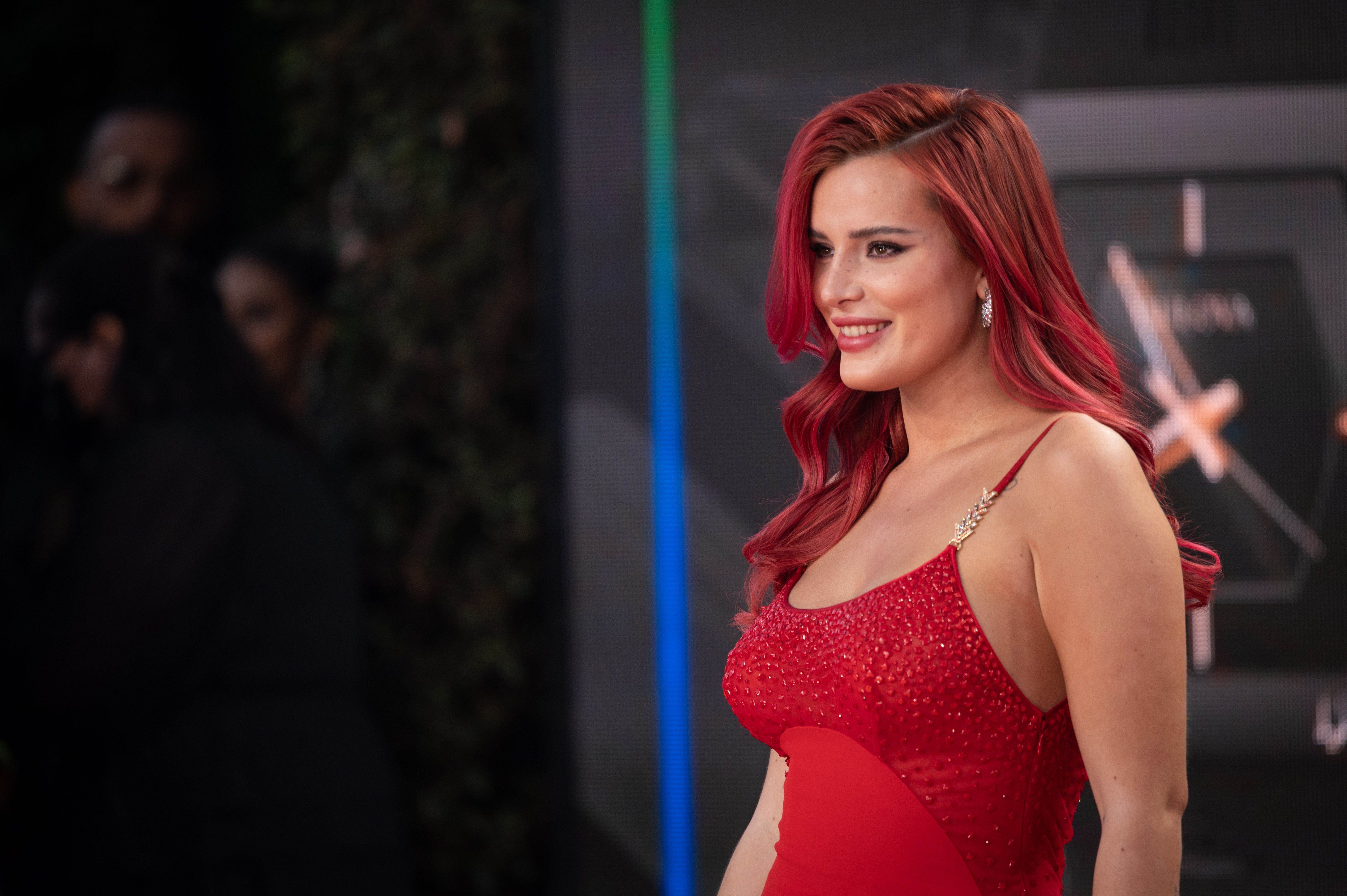 bellathornedaily_latingrammys_redcarpet_281329.jpg