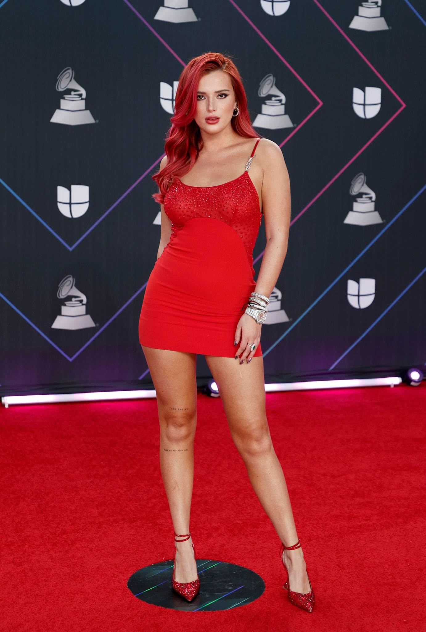 bellathornedaily_latingrammys_redcarpet_281429.jpg