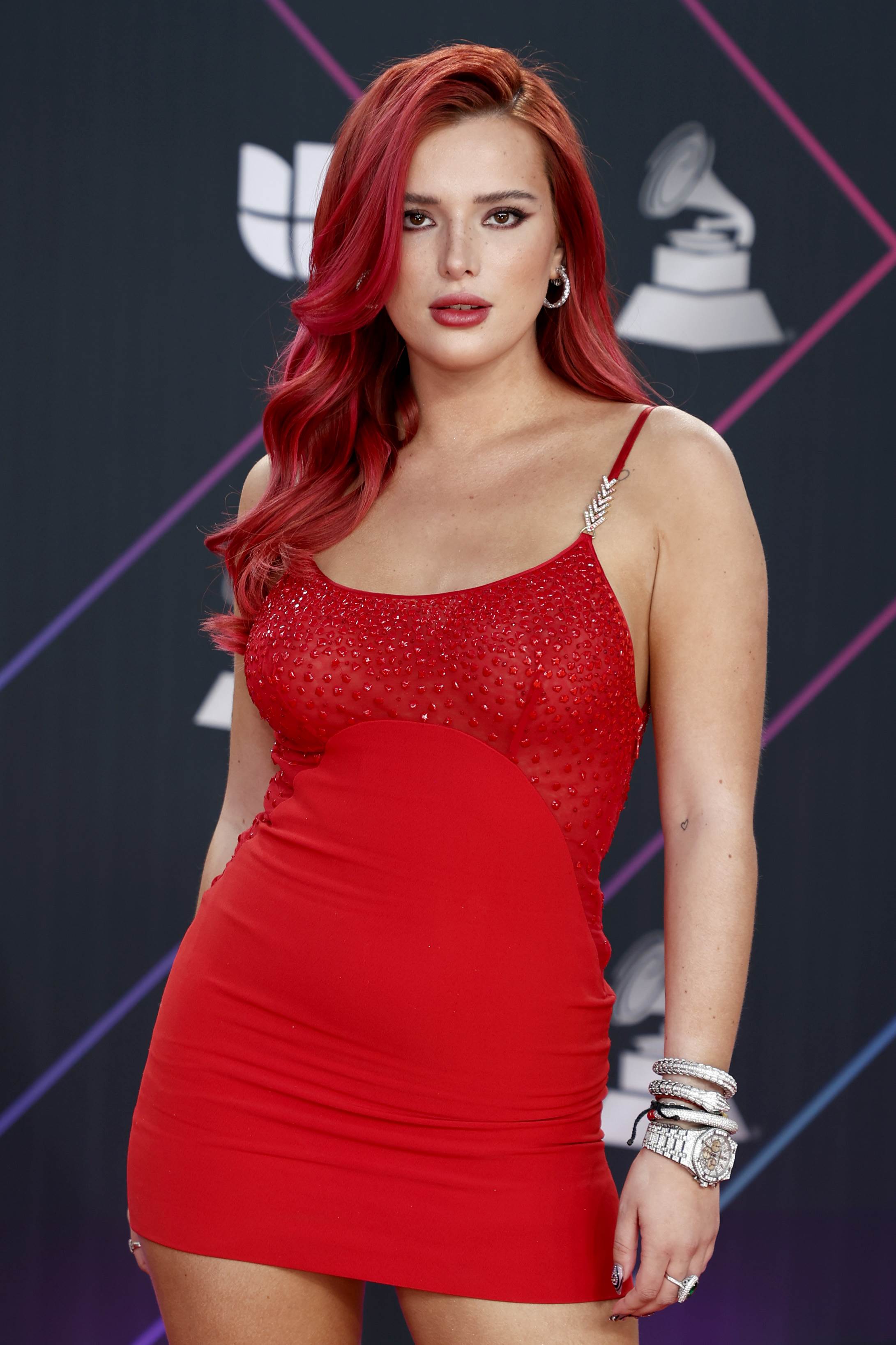 bellathornedaily_latingrammys_redcarpet_281629.jpg