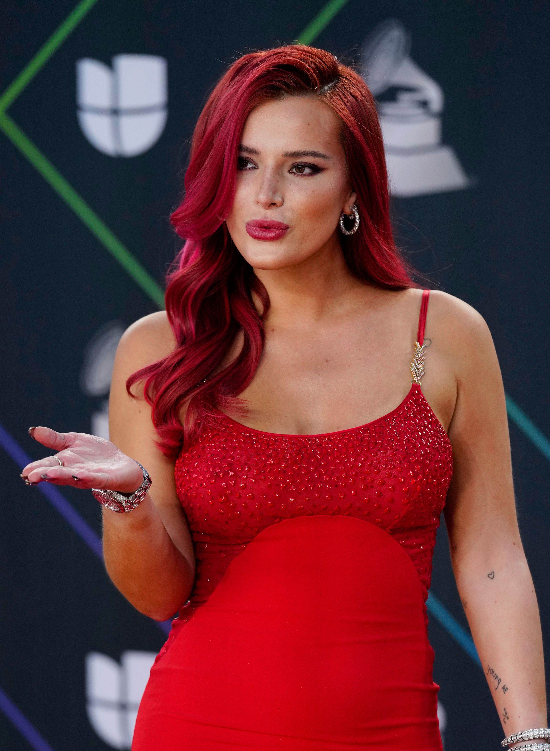 bellathornedaily_latingrammys_redcarpet_28929.jpg