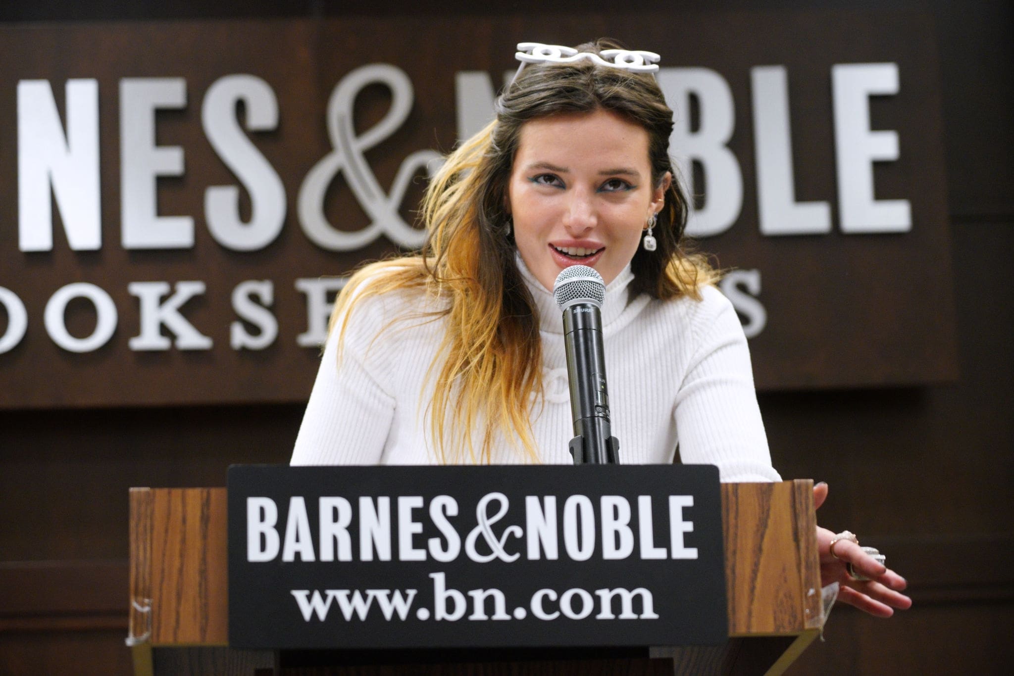 bellathornedaily_signingherbook_thegrove_speech_28229.jpg bellathornedaily_signingherbook_thegrove_speech_28229.jpg