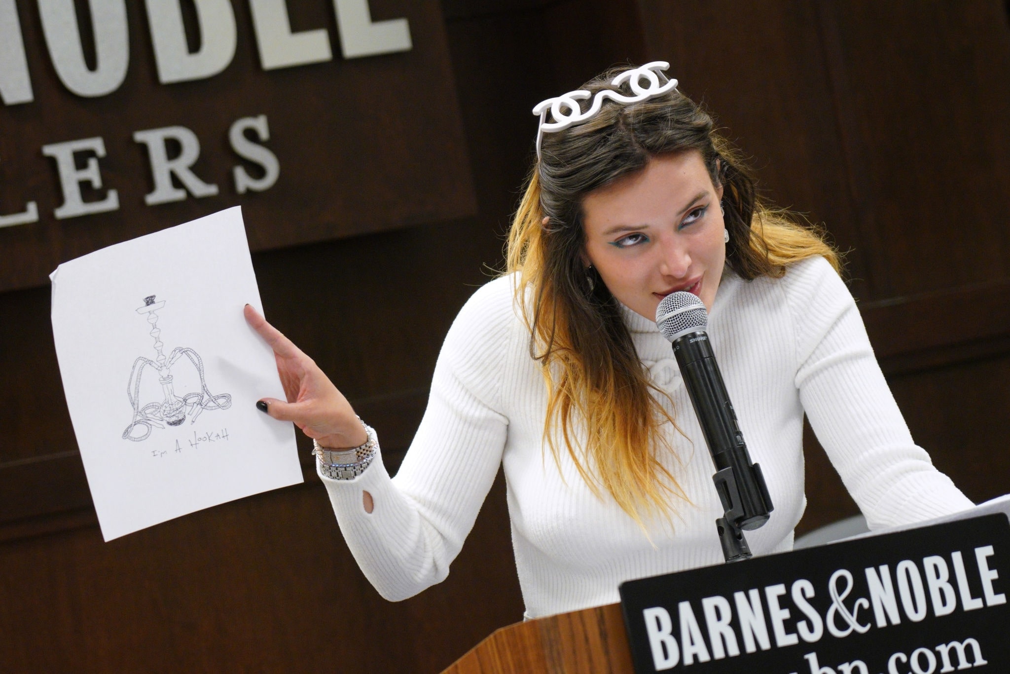bellathornedaily_signingherbook_thegrove_speech_28329.jpg bellathornedaily_signingherbook_thegrove_speech_28329.jpg