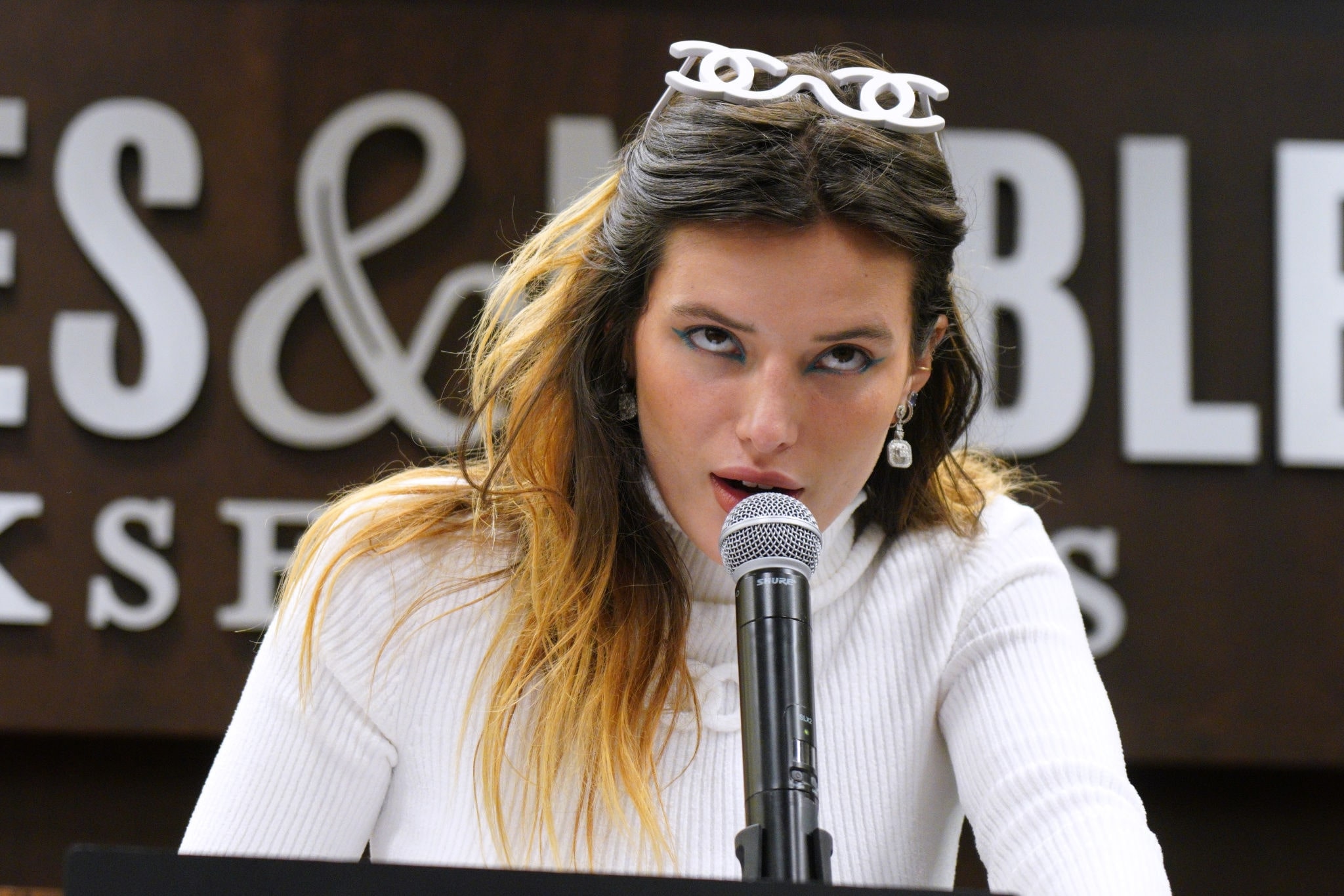 bellathornedaily_signingherbook_thegrove_speech_28529.jpg