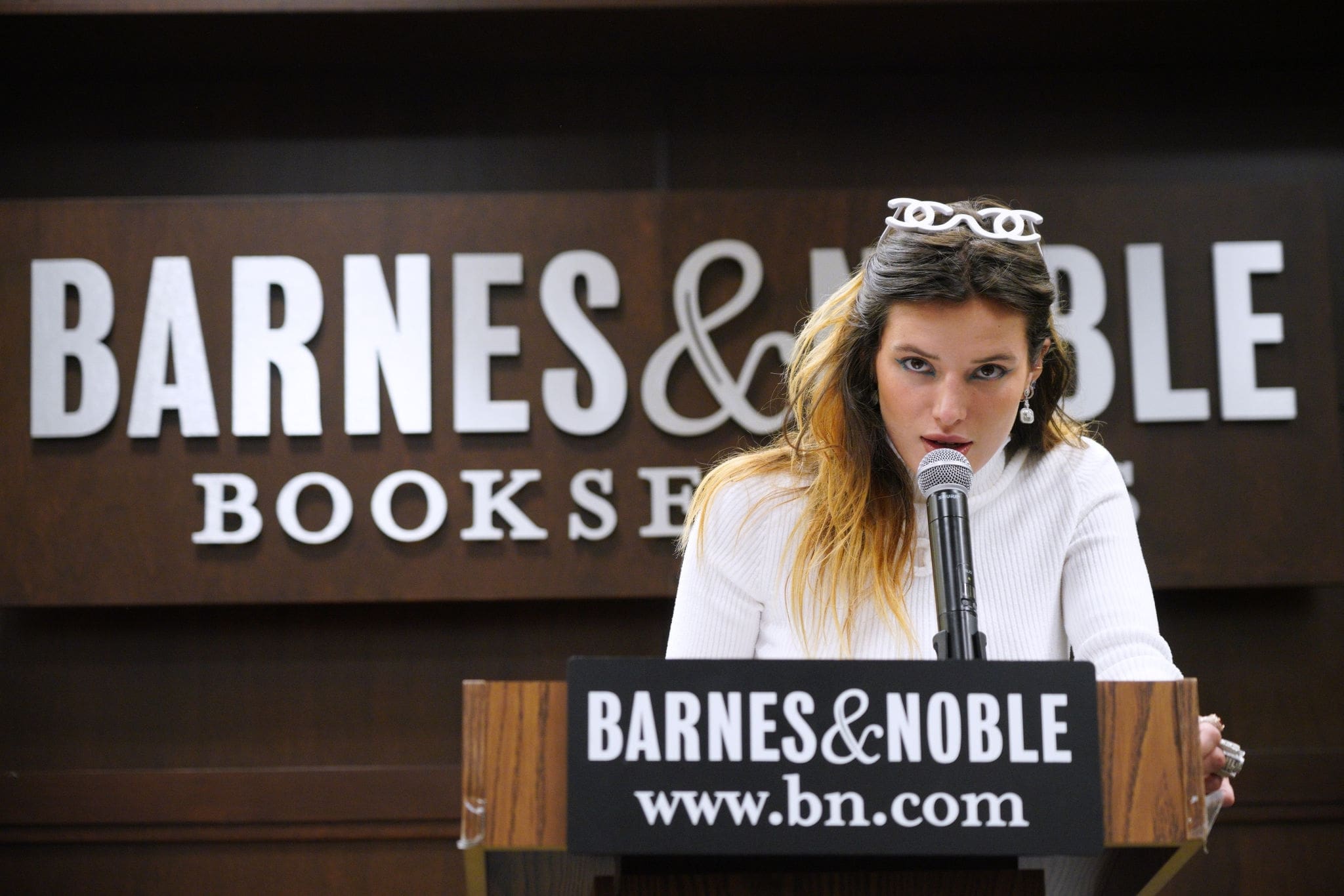 bellathornedaily_signingherbook_thegrove_speech_28729.jpg bellathornedaily_signingherbook_thegrove_speech_28729.jpg
