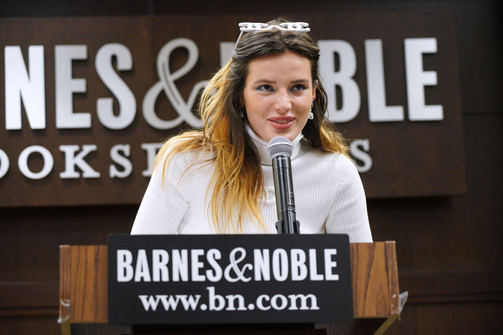 bellathornedaily_signingherbook_thegrove_speech_28829.jpg