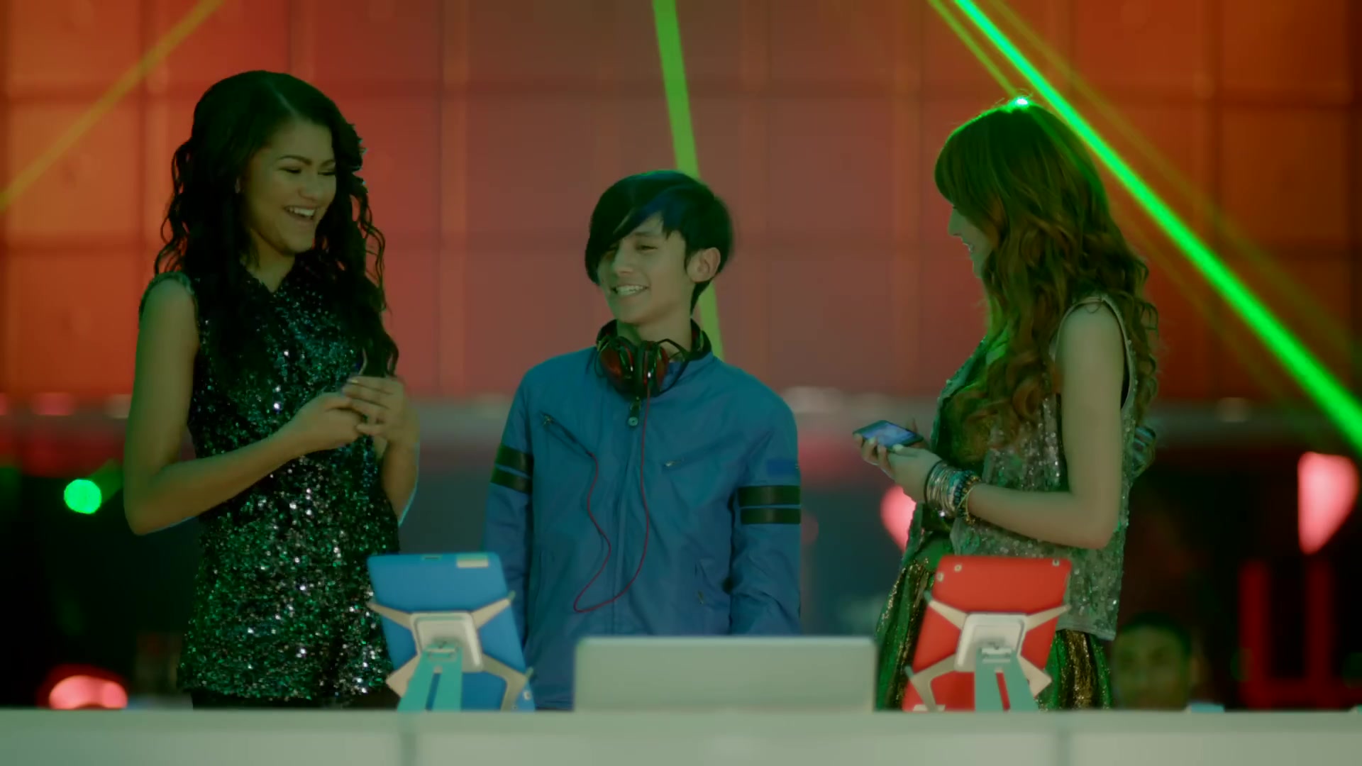 bellathornedaily_somethingtodancefor_ttylxox_mashup_mv_000011.jpg