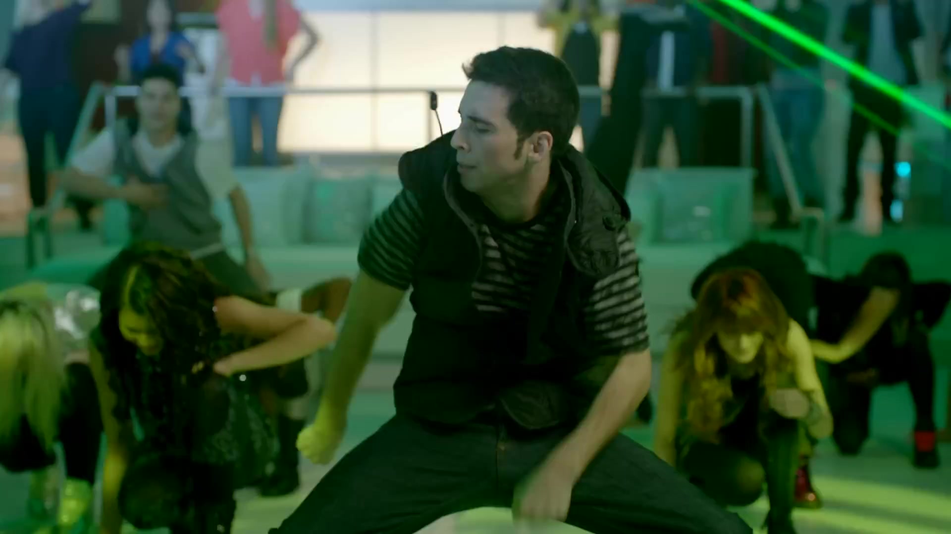 bellathornedaily_somethingtodancefor_ttylxox_mashup_mv_000111.jpg